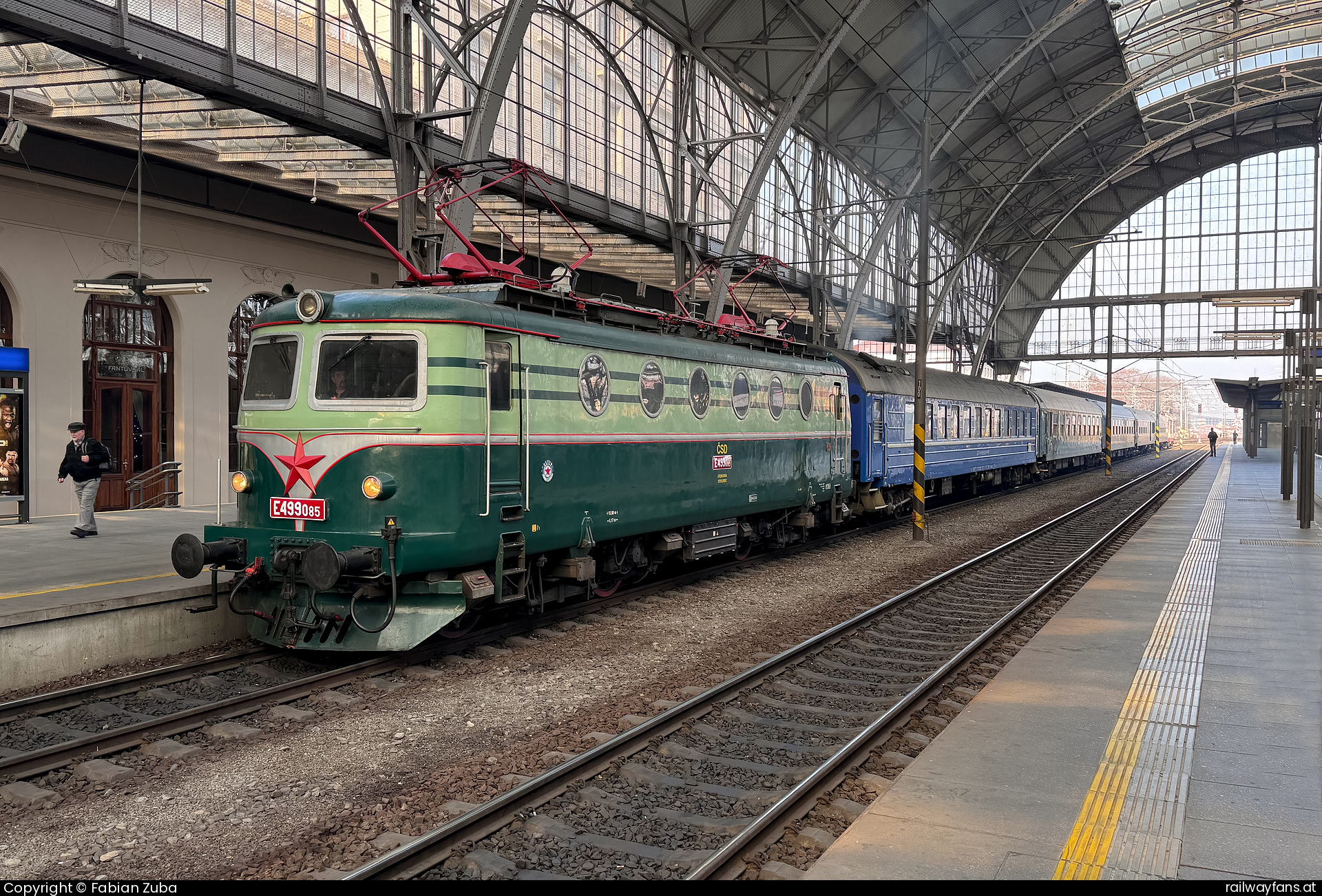 České dráhy E499 085 in Praha hl.n. mit dem Ex 10860 - Abschiedszug zur Ehren der Altbaulokomotiven in Tschechien!
Mit 01.01.2025 sind auf fast allen Hauptstrecken ETCS taugliche Lokomotiven erforderlich...   Railwayfans