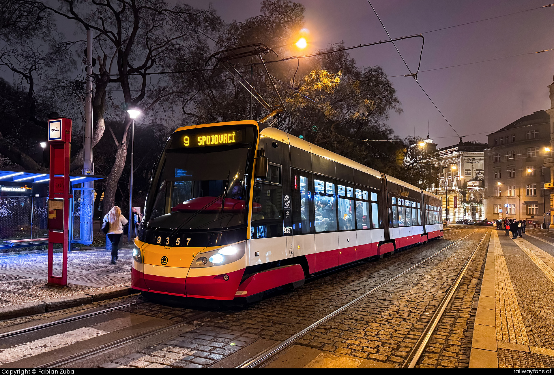 DPP 9357 in Praha hl.n.  Railwayfans