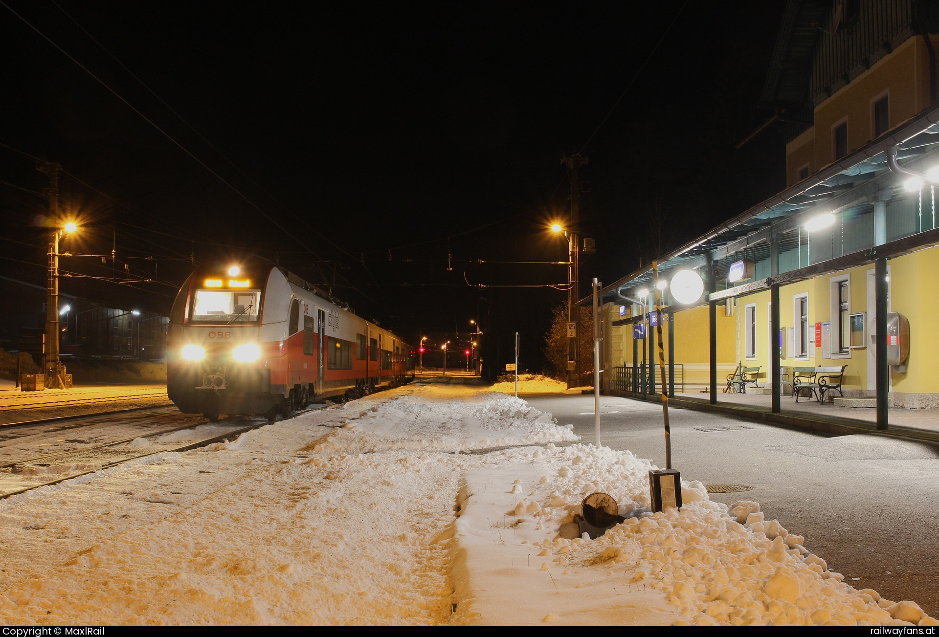 ÖBB 4744 048 in Admont mit dem R 3501 - An Samstagen, Sonn- und Feiertagen fährt ein direkter Regionalzug von Selzthal nach Admont, dann nach Attnang-Puchheim, retour nach Admont und zurück nach Selzthal.
Am 25.12.2024 war auf diesem Umlauf der 4744 048 unterwegs hier kurz nach der Ankunft in Admont.  Gesäusebahn Railwayfans