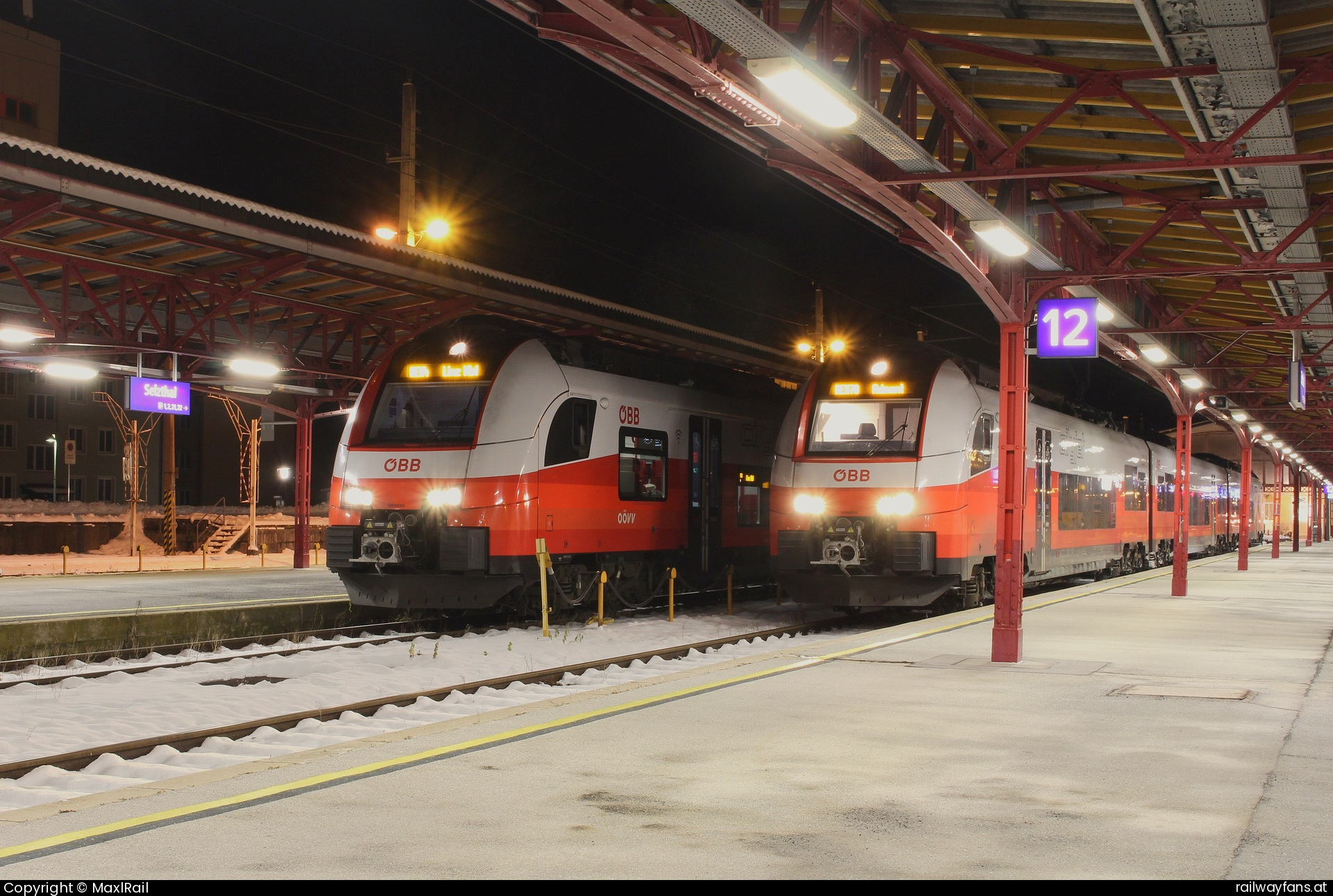 ÖBB 4744 048 in Selzthal mit dem R 3501 - Am Abend des 25.12.2024 ist der 4744 048 als R3501 von Admont in Selzthal angekommen und steht hier neben dem 4744 050 der als REX3918 nach Linz Hbf auf die Abfahrt wartet.  Gesäusebahn Railwayfans