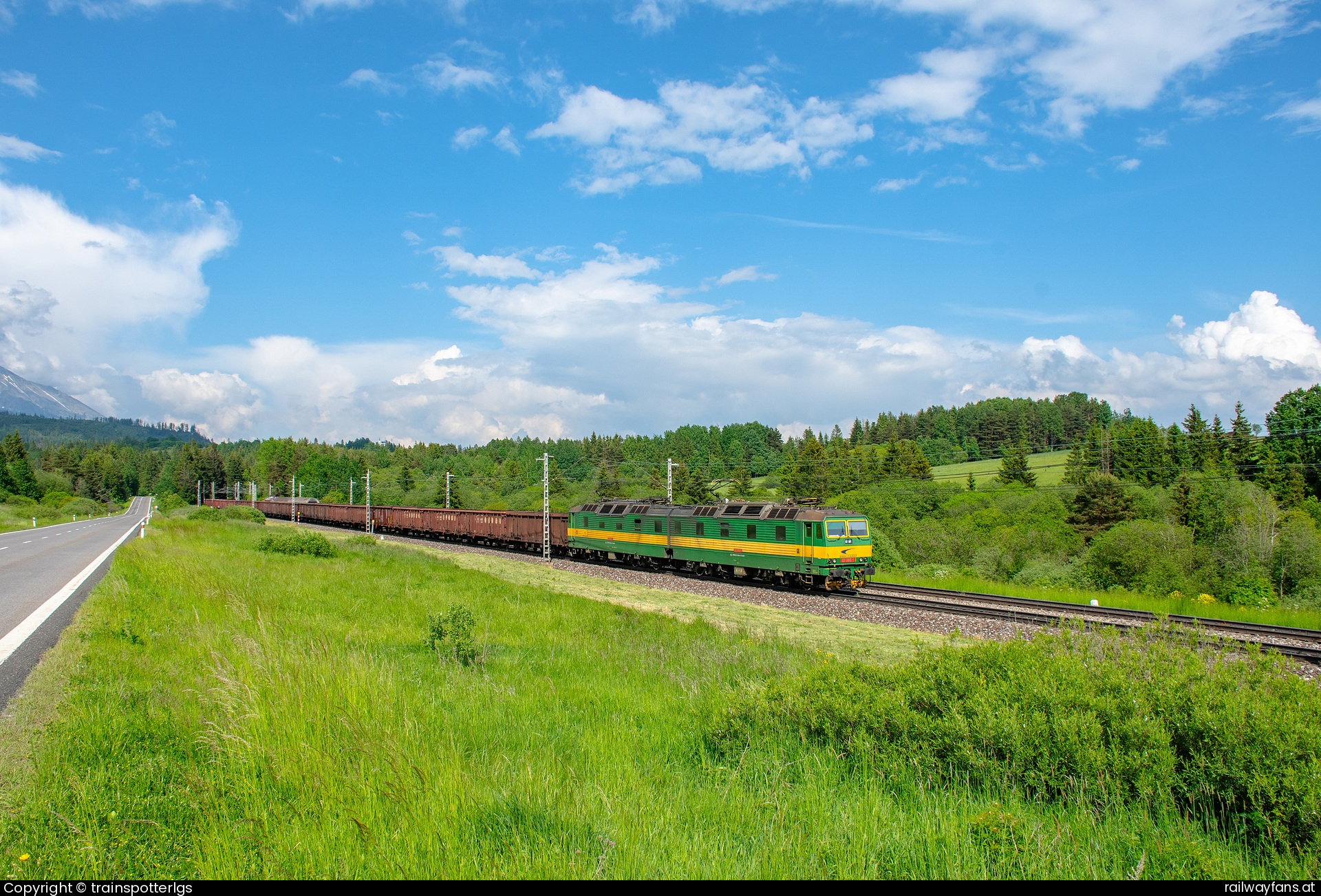 ZSSK Cargo 131 086 in Tschirm - ZSSKC 131 086 + 85 spotted in Strba   Railwayfans