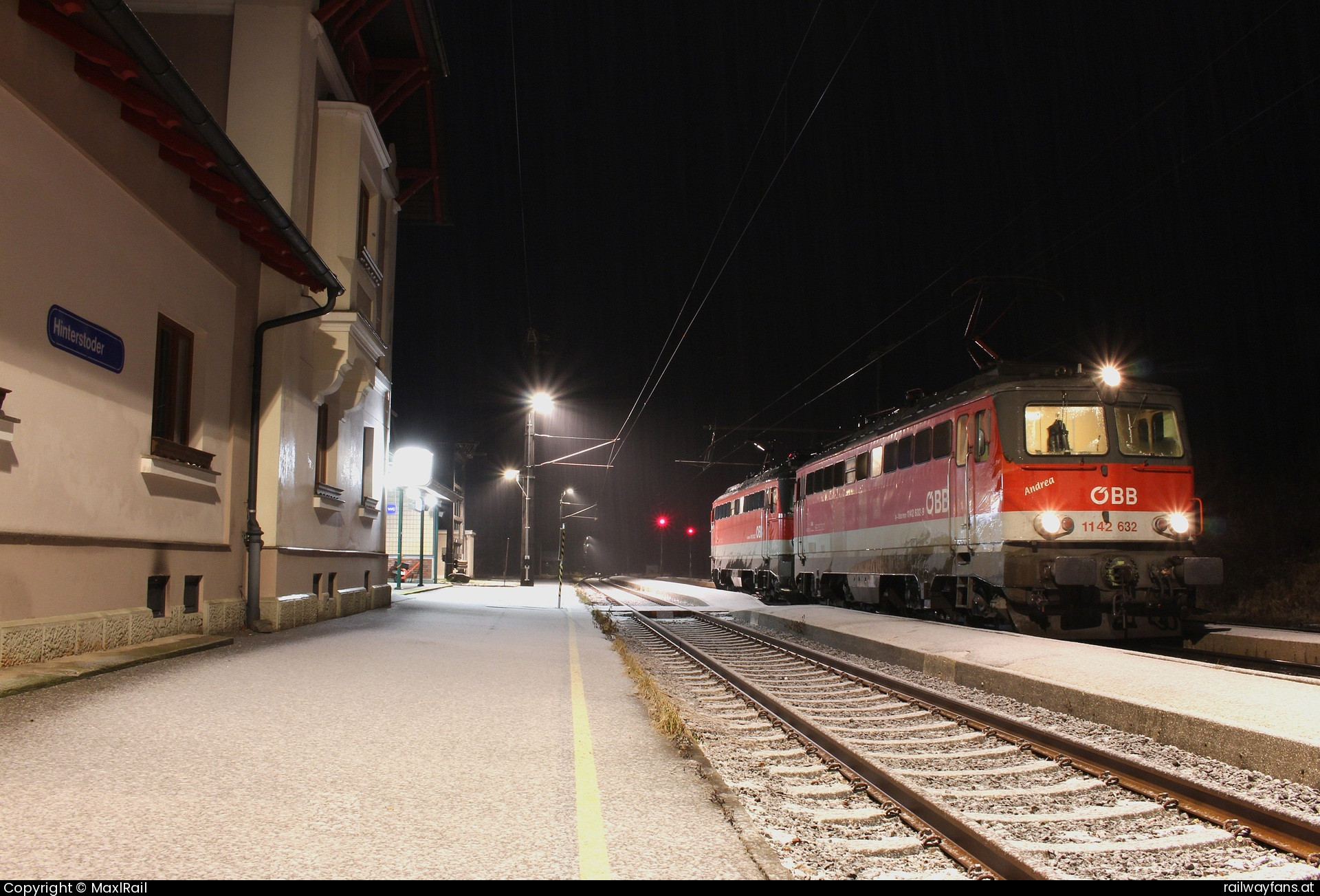 ÖBB 1142 632 in Hinterstoder - Früh morgens am 3.1.2025 fuhren die 1142 632 und die 1142 683 mangels Fracht als Lokzug von Linz nach Bruck an der Mur.
Im dichten Schneefall wartet der Lokuug im Bahnhof Hinterstoder auf das frei werden der Strecke und die Weiterfahrt.  Pyhrnbahn | Linz Hbf - Selzthal Railwayfans