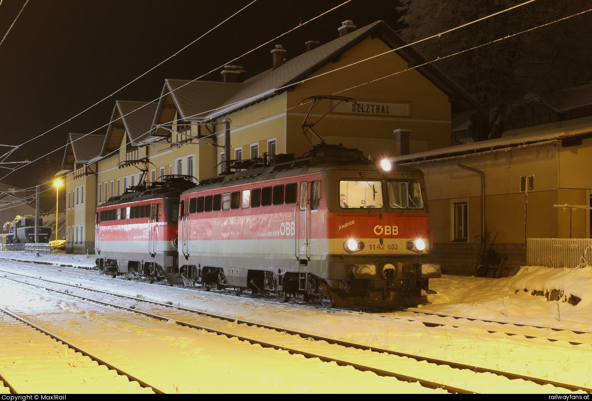 ÖBB 1142 632 in Selzthal - Vor dem historischen Bahnhofsgebäude aus dem Jahr 1872 vom Bau der Kronprinz-Rudolf-Bahn sind am 3.1.2025 die 1142 632 und die 1142 683 als Lokzug von Linz in Selzthal angekommen und warten auf die Weiterfahrt.  Pyhrnbahn | Linz Hbf - Selzthal Railwayfans