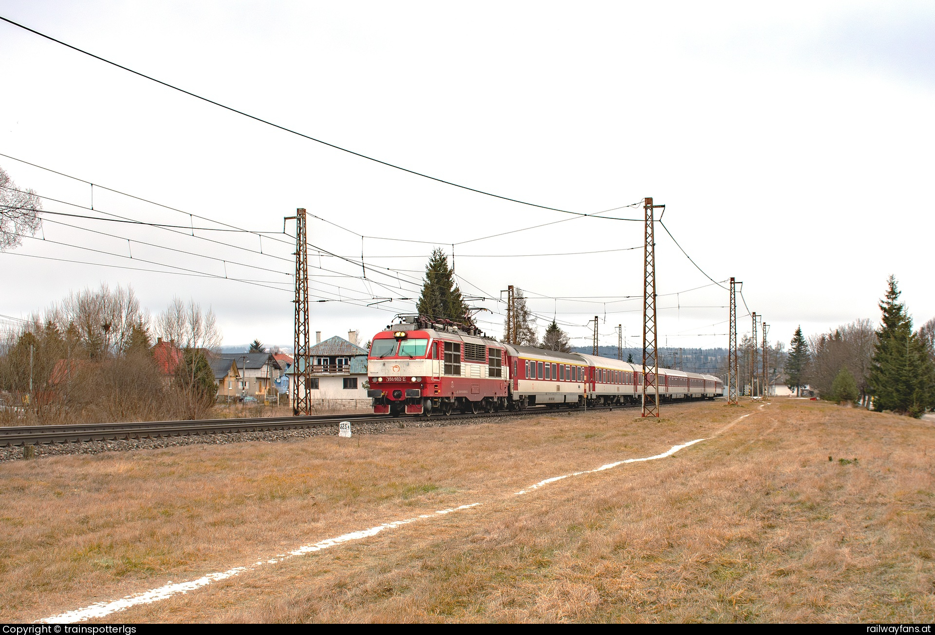 ZSSK 350 002 in Waagsdorf - ZSSK 350 002 on EX spotted in Vazec   Railwayfans