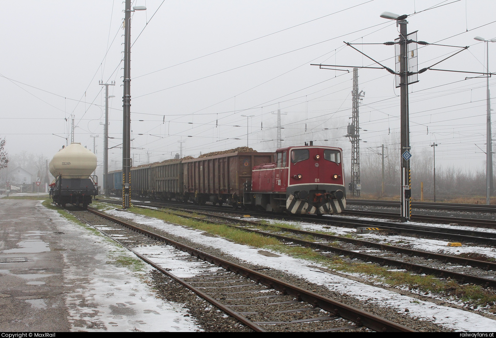 Agrana V81 in Enns - Baugleich der ÖBB Reihe 2062 ist die 1967 als Lok 82 an die WLB gelieferte JW400.
2001 kam die Verschublok als V81 zur SLB und anschließend zur Agrana nach Enns.
Hier ist sie ca 3-4 Monate im Verschubeinsatz für die Rübenkampagne und sorgt für den Tausch von beladenen und leeren Wagen zwischen dem Bahnhof Enns und dem Rübenplatz im Bereich der ehemaligen Zuckerfabrik.
Am 6.1.2025 verschiebt die 400PS starke Lok fünf beladene Rübenwagen am Bahnhof in Enns.   Railwayfans