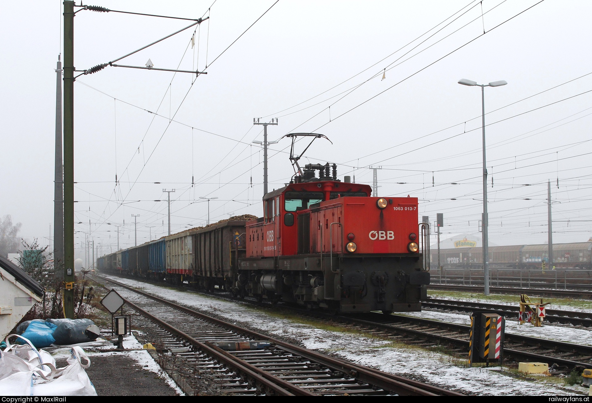 ÖBB 1063 013 in Enns - Am 6.1.2025 steht die 1063 013 als Verschubreserve mit einem beladenen Rübenzug im Bahnhof Enns und wartet darauf den Ganzzug für die Fahrt nach Tulln bereitzustellen.  Westbahn Railwayfans