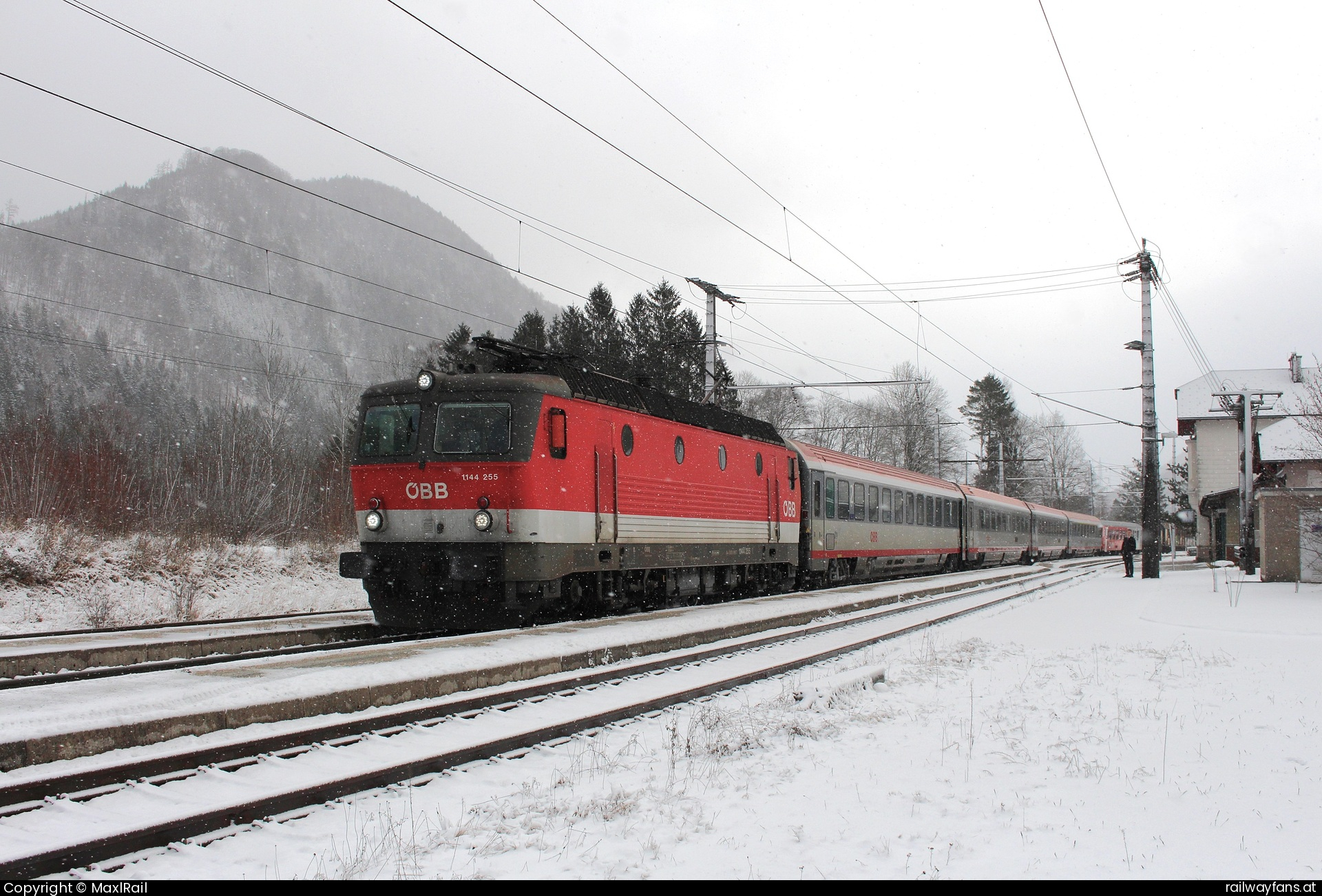 ÖBB 1144 255 in Hinterstoder mit dem IC 502 - Die 1144 255, die erste der Reihe die LZB hat, ist am 10.1.2025 mit dem IC502 