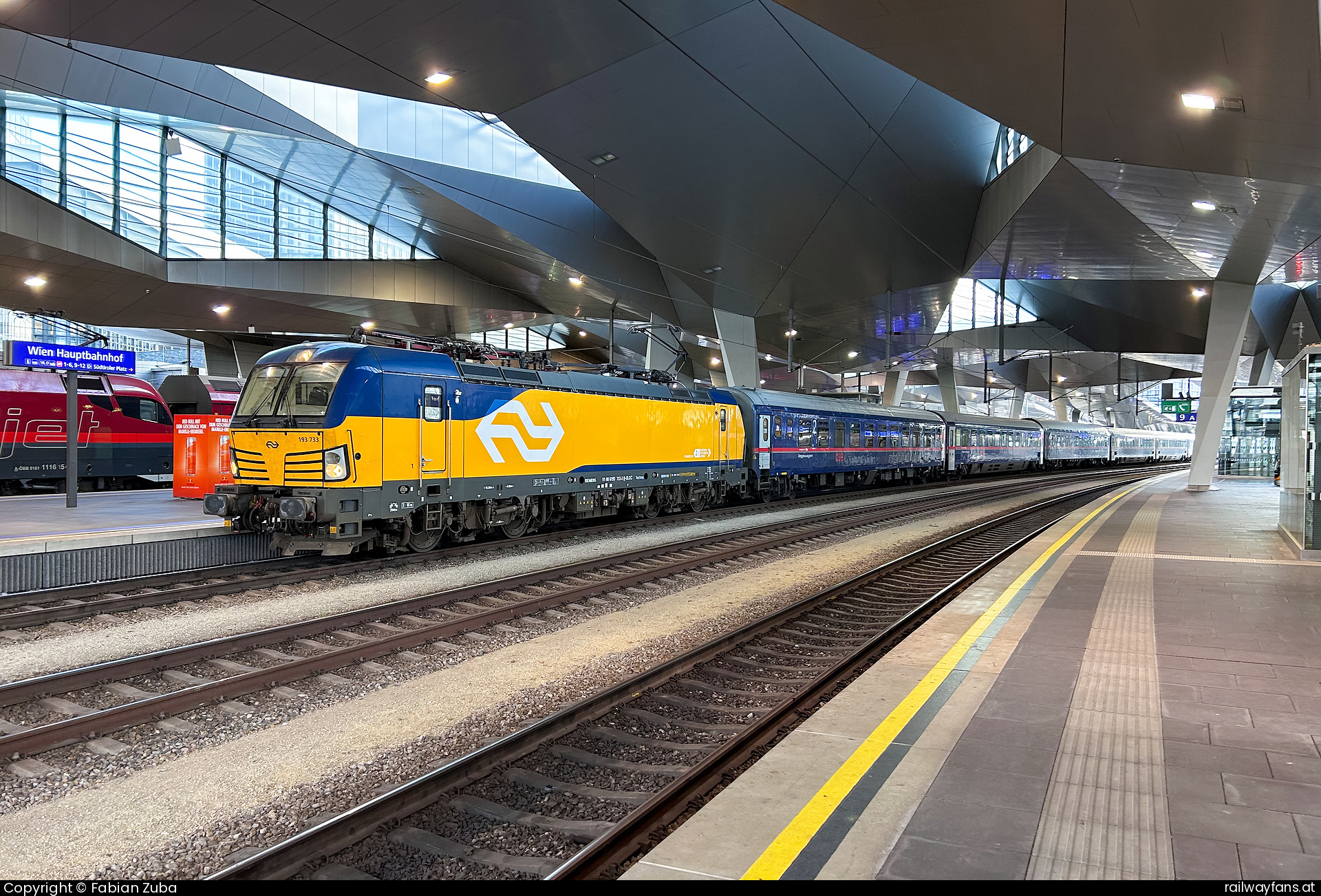 NS 193 733 in Wien HBF mit dem NJ 490  Railwayfans