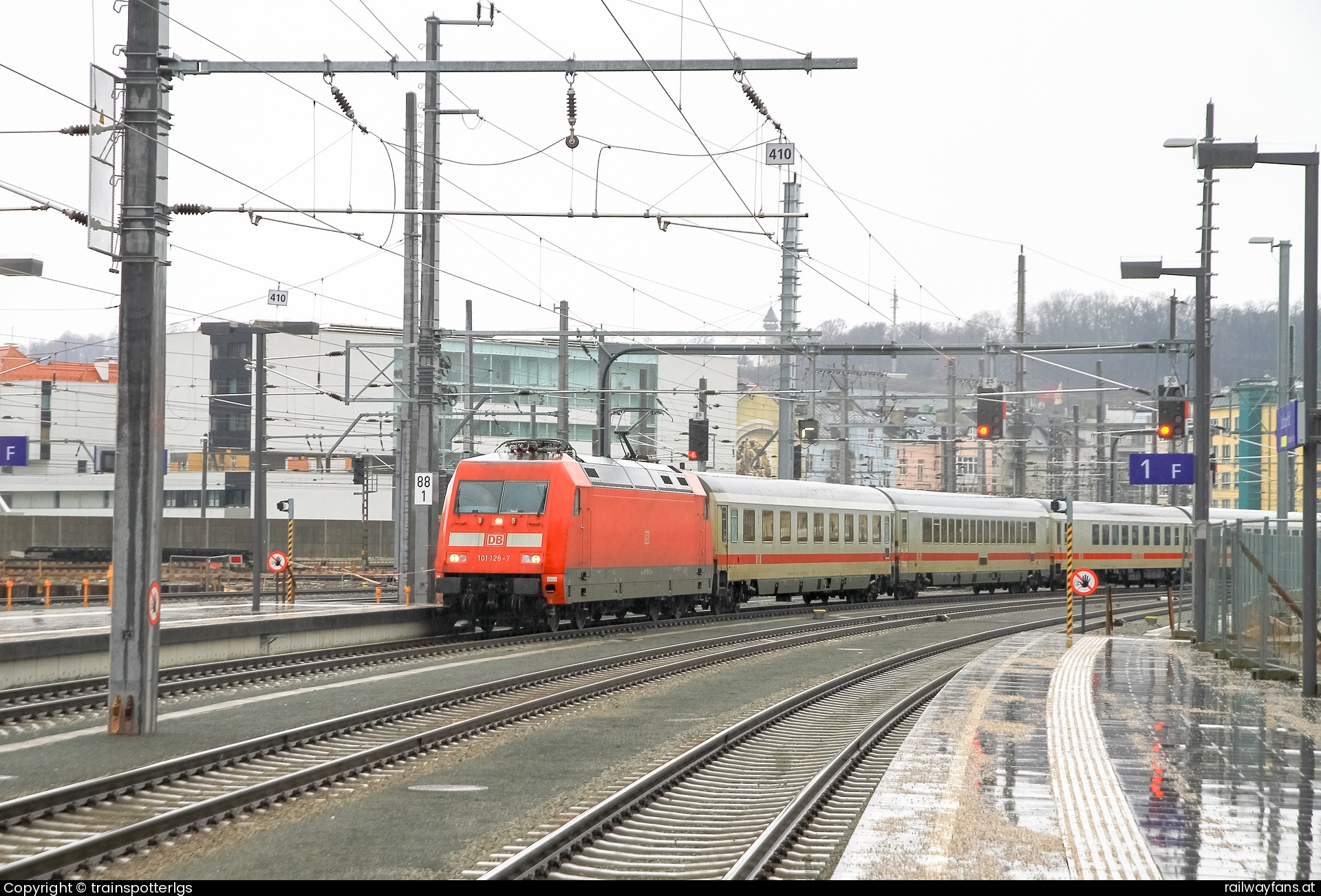 DB Fernverkehr AG 101 128 in Salzburg Hauptbahnhof - DB 101 128 on EC spotted in Salzburg HBF   Railwayfans