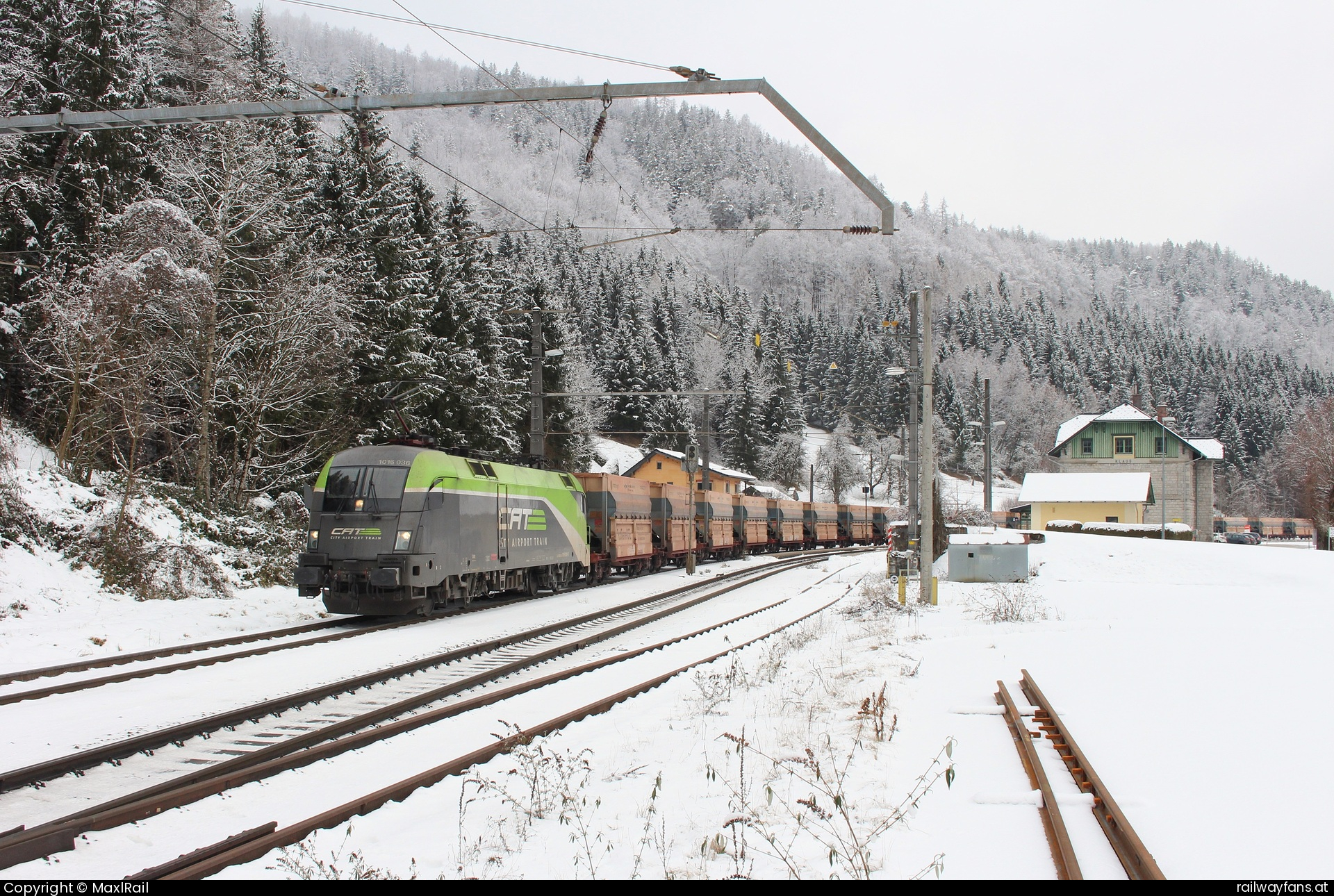 ÖBB 1016 036 in Klaus an der Pyhrnbahn  - Im verschneiten Bahnhof Klaus an der Pyhrnbahn steht die 