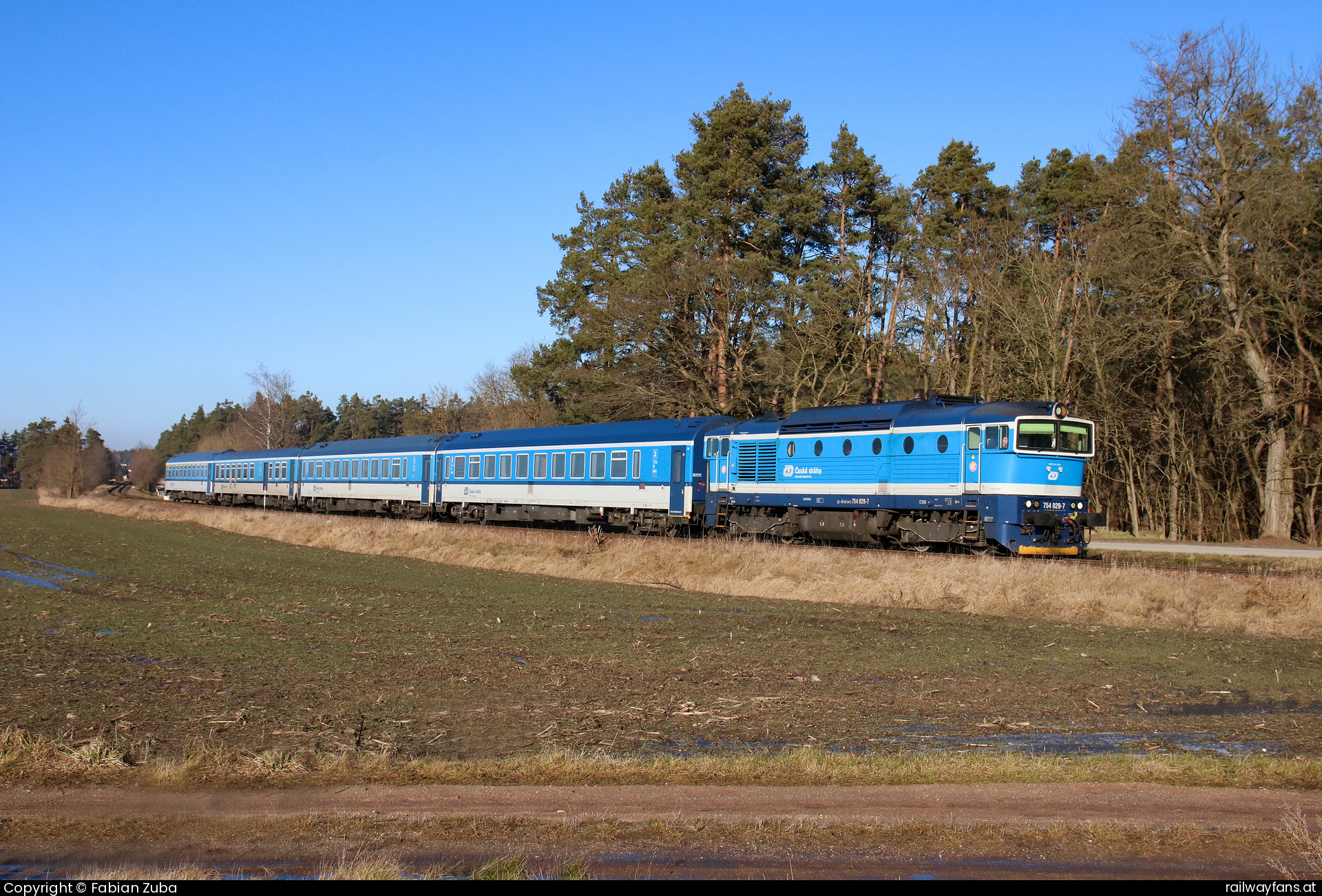 České dráhy 754 029 in Hrdlorezy mit dem R 715  Railwayfans