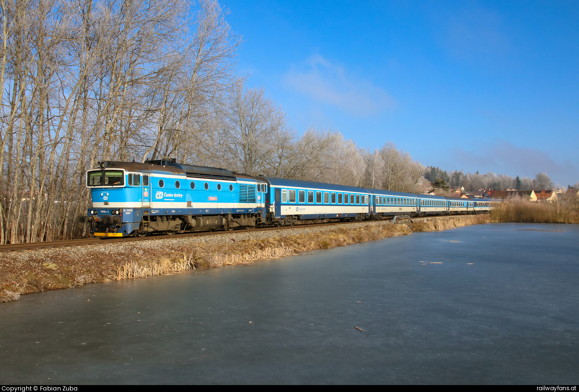 České dráhy 754 021 in Kremze mit dem IC533  Railwayfans