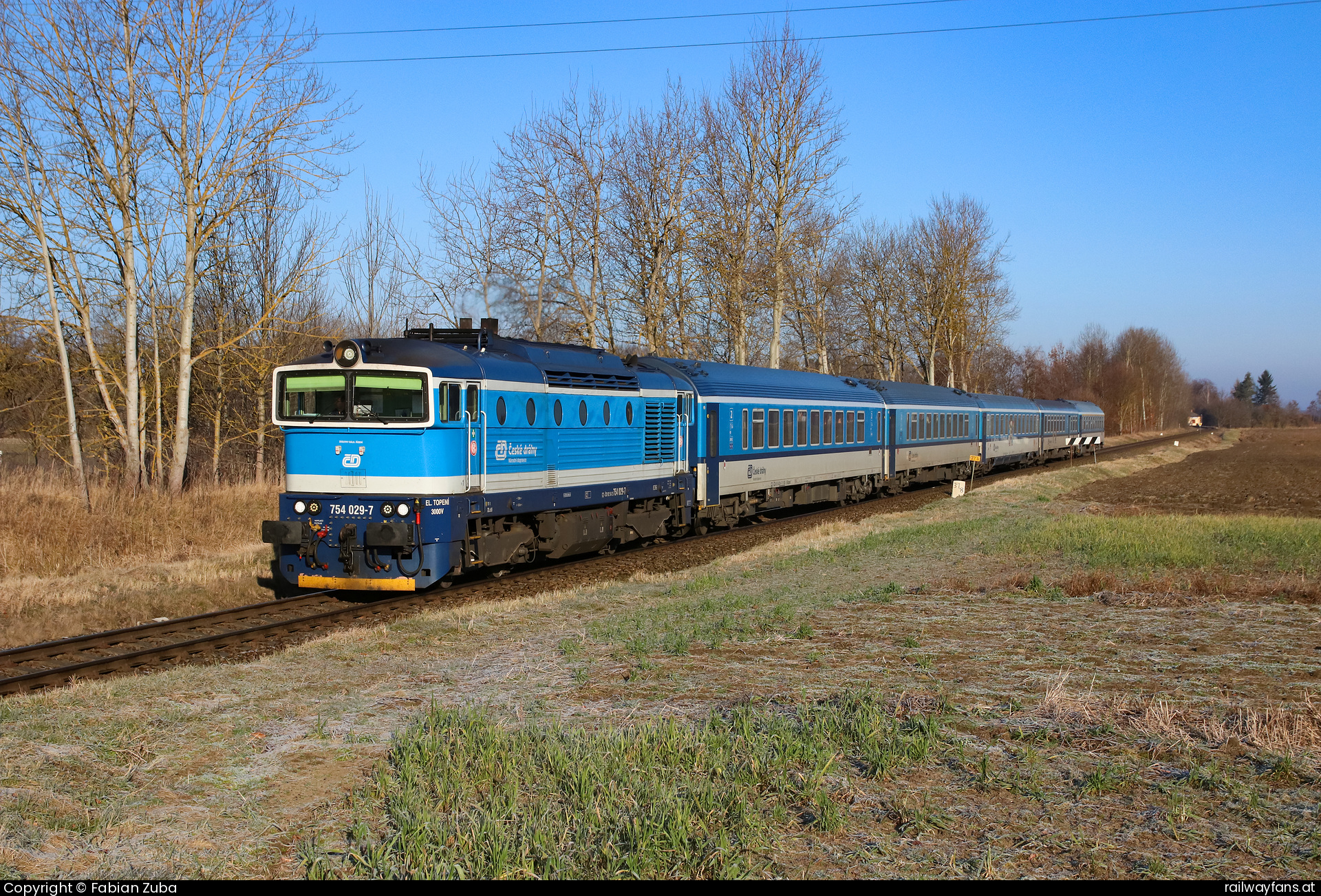 České dráhy 754 029 in Luznice mit dem R 321  Railwayfans