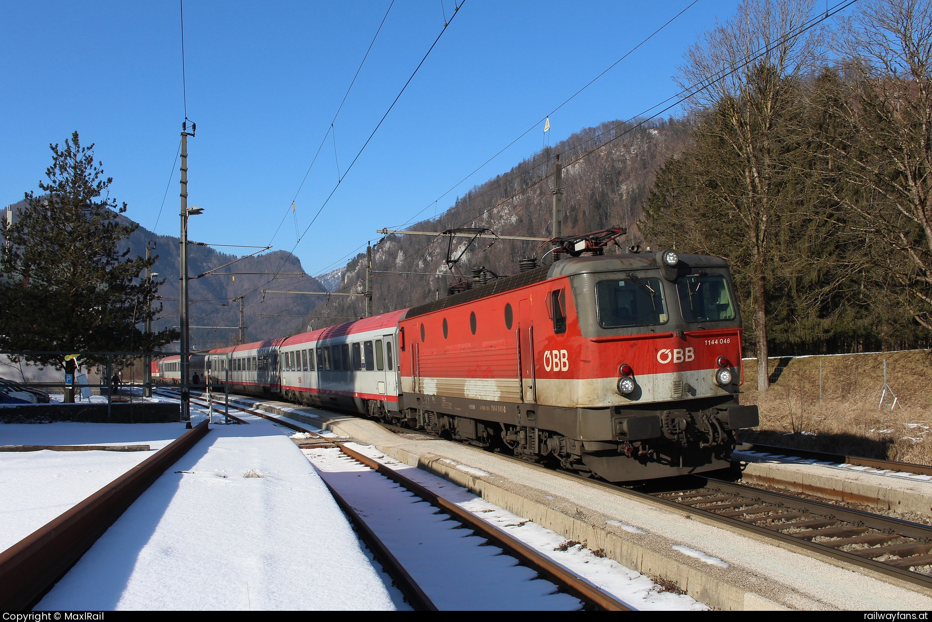 ÖBB 1144 046 in Hinterstoder mit dem IC 507 - Der IC507 