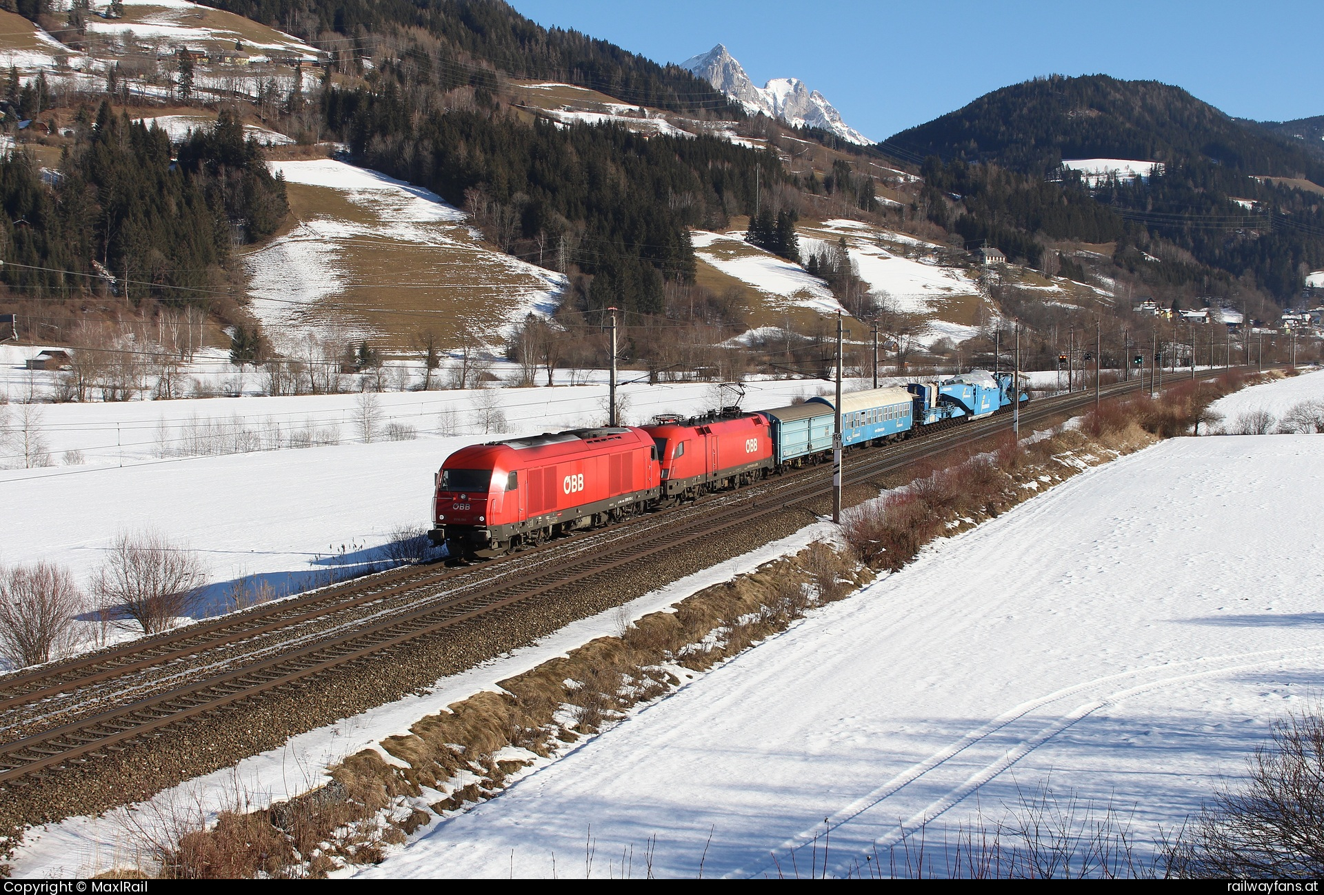 ÖBB 2016 013 in Rottenmann - Mit dem großen 32-achsigen Trafotransportwagen fahren am 19.1.2025 die 2016 013 und die 1116 095 von Graz Vbf nach Linz Stahlwerke hier kurz vor dem Bahnhof Rottenmann.
Die 2016 ging in Selzthal vom Zug.  Schoberpass Railwayfans