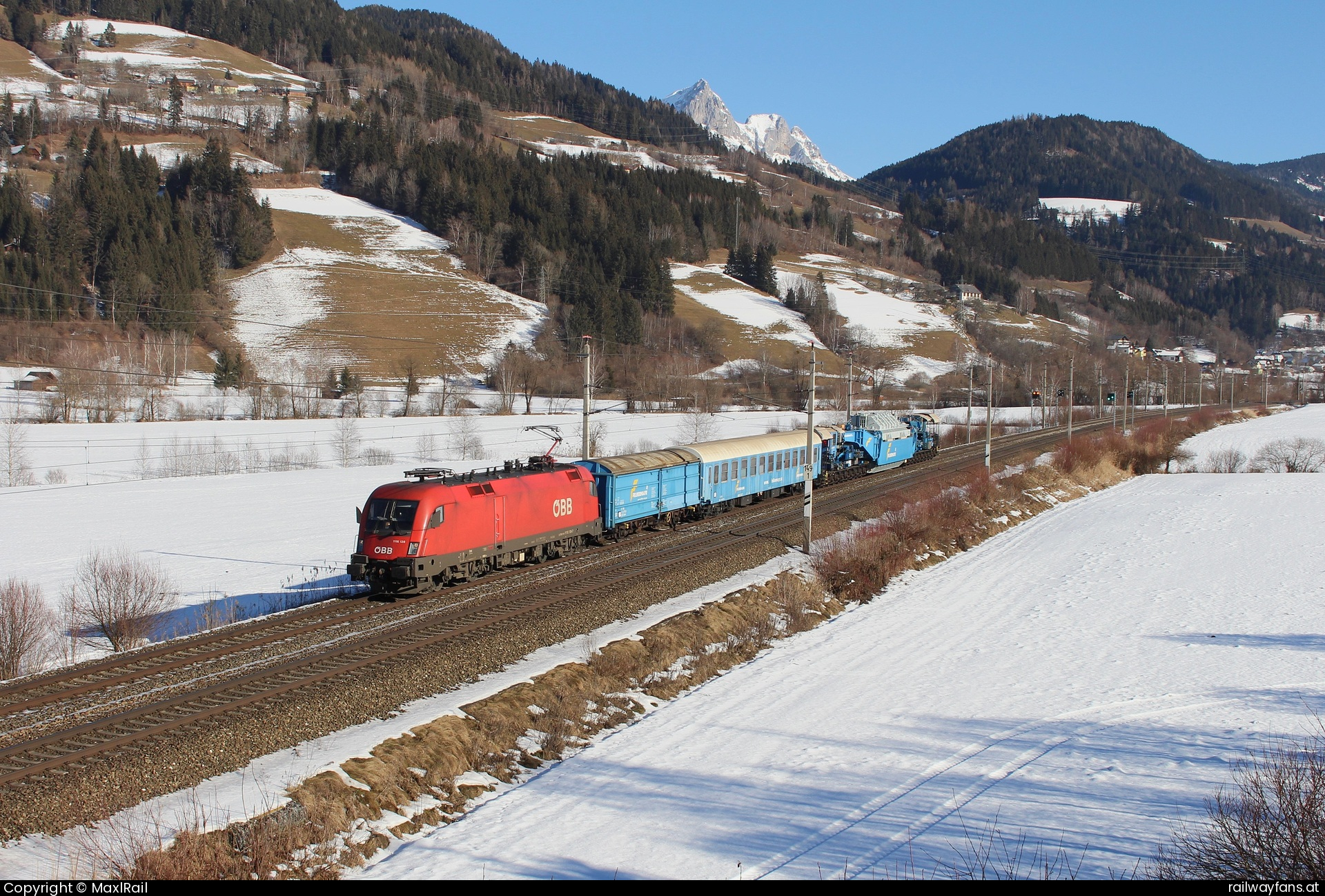 ÖBB 1116 139 in Rottenmann - Ein weiterer Trafotransport fuhr am 19.1.2025 von Gleisdorf nach Linz Stahlwerke und wurde ab Graz mit der 1116 139 bespannt hier kurz vor dem Bahnhof Rottenmann.  Schoberpass Railwayfans