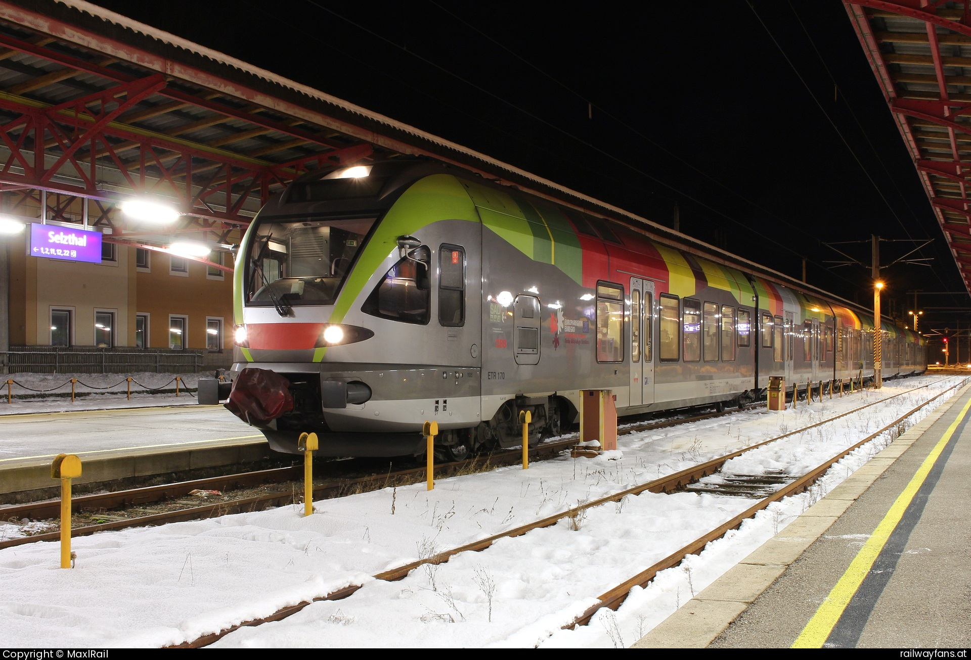 sad ETR 170 125 in Selzthal - Wegen Bauarbeiten und der Streckensperre im Pustertal bei Franzensfeste fuhr der SAD Flirt ETR 170.125 von der Räderdrehbank Salzburg über Selzthal und Villach zurück nach Lienz und weiter nach San Candido/Innichen hier am Abend des 21.1.2025 in Selzthal.   Railwayfans