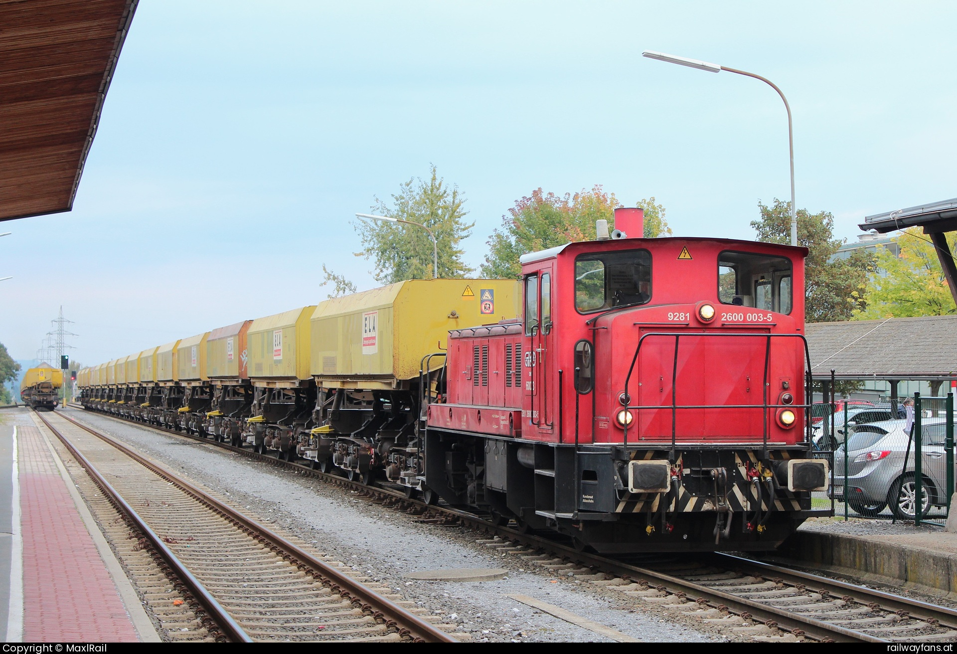 GKB 600.3 in Deutschlandsberg Stadt - 1973 beschaffte die GKB bei dem Jenbacher Werken in Tirol drei diesel-hydraulische Lokomotiven für den Einsatz vor Güterzügen und zur Ablöse der Dampflokomotiven.
Im Jahre 2013 fanden diese 600PS starken Dieselloks fast nur mehr Einsatz im Verschubeinsatz, jedoch brachte der Bau des Koralmtunnels und die 4 bis 5 verkehrenden Abraumzüge die 