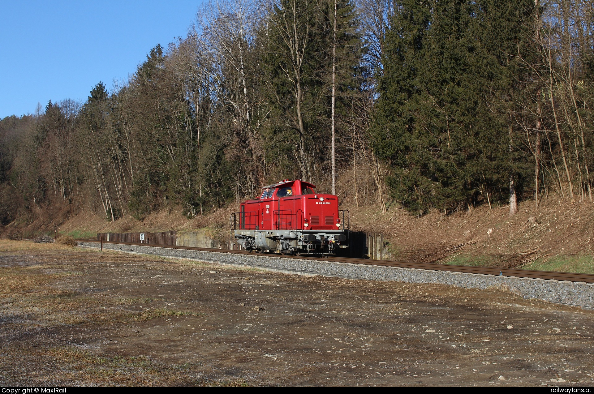 GKB 1100.1 in Rosental - Am Morgen des 5.2.2025 fährt die GKB 1100.1 als Lokzug von Graz-Köflacherbahnhof nach Köflach um den dortigen VT10.09 samt zwei Beiwägen zu holen.  Graz-Köflacherbahn (GKB) Railwayfans