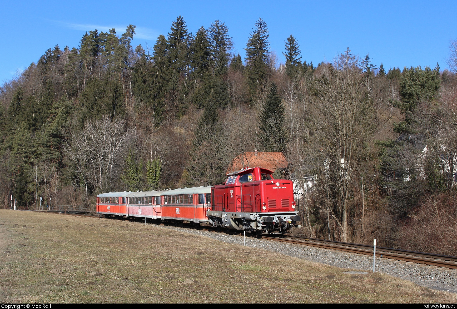 GKB 1100.1 in Rosental an der Kainach - Kurz nach verlassen des Bahnhofs Köflach fährt am 5.2.2025 die GKB 1100.1 mit dem VB10.02, VT10.09 und VB10.12 nach Wies-Eibiswald wo die Uerdinger Schienenbusse im Heizhaus hinterstellt werden.
Hier taucht die interessante Garnitur gleich in den 1952 errichteten 245m langen Rosental-Tunnel  Graz-Köflacherbahn (GKB) Railwayfans