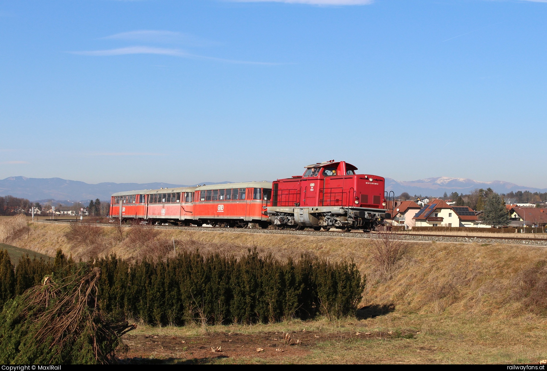 GKB 1100.1 in Lieboch - Durch das weite Tal der Kainach kurz vor Lieboch rollt am 5.2.2025 die GKB 1100.1 mit der Schienenbusgarnitur bestehend aus VB10.02, VT10.09 und VB10.12 ihrem ersten Halt entgegen, in dem die Fahrtrichtung geändert wird.  Graz-Köflacherbahn (GKB) Railwayfans