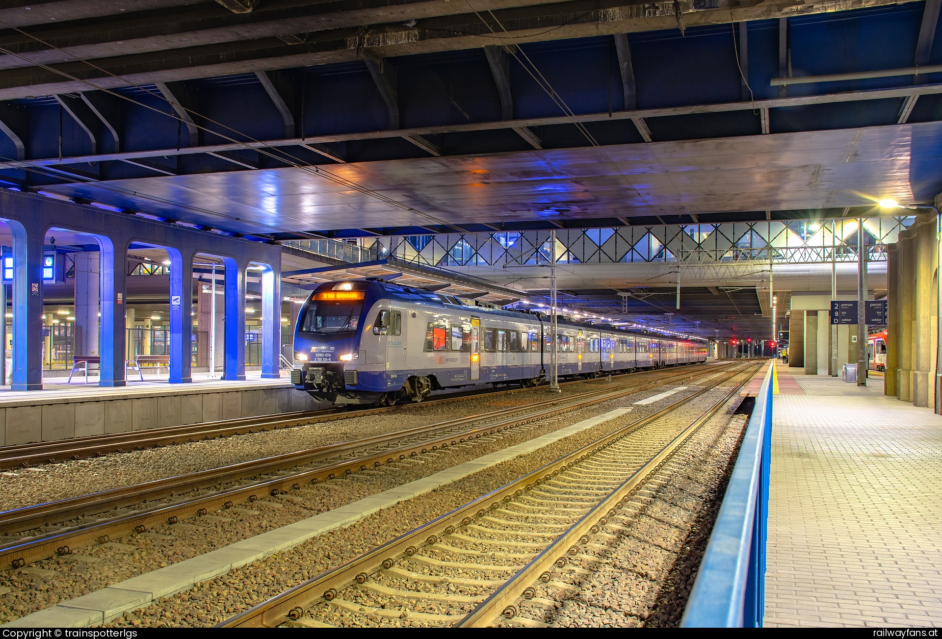 PKP Intercity ED160 011 in peron 3 - PKPIC ED160 011 spotted in Poznan Glowny   Railwayfans