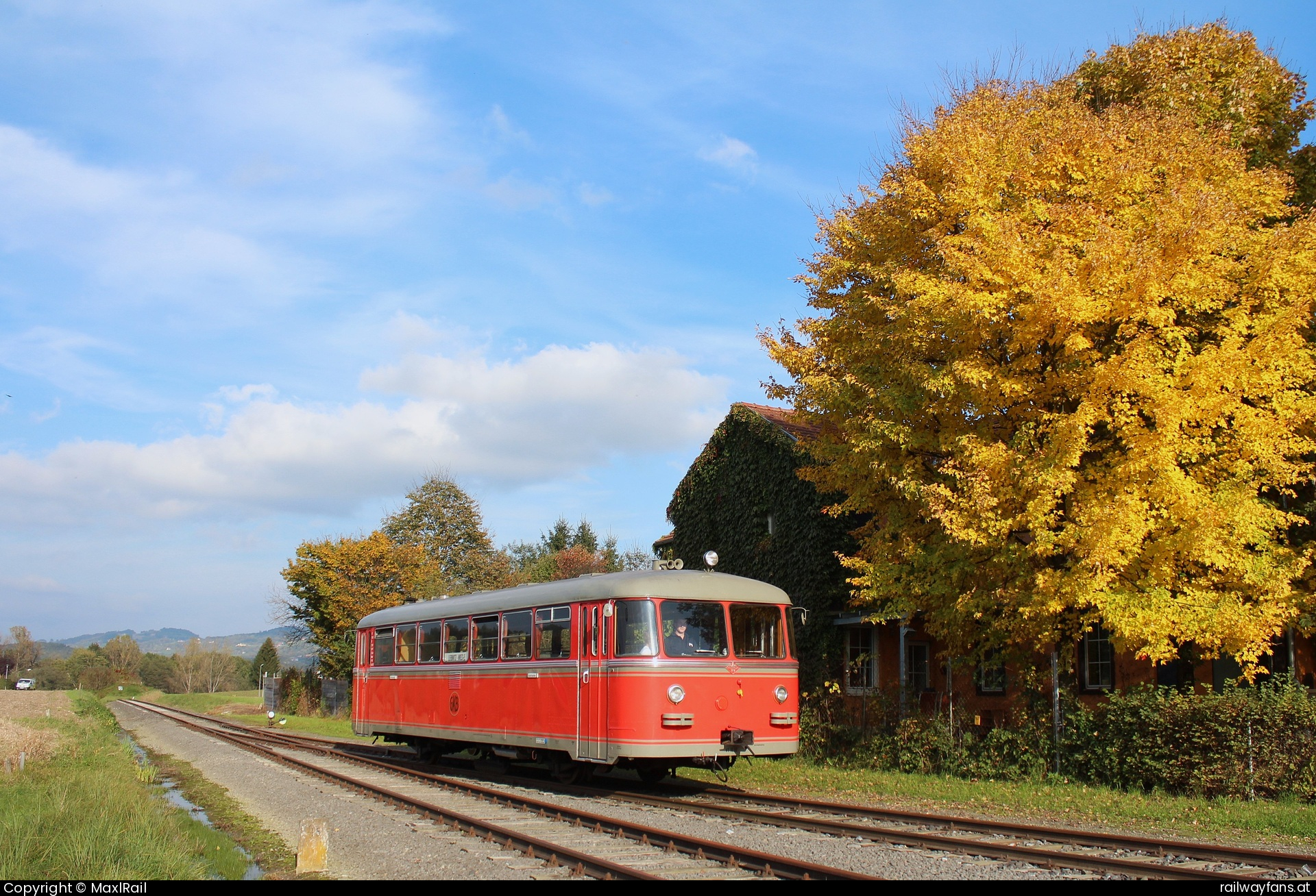 Steirische Eisenbahnfreunde (StEf) VT 10.02 in Gleinstätten - Eine herbstliche Sonderfahrt fand am 18.10.2015 auf dem Reststück der 1967 eingestellten Sulmtalbahn mit dem VT10.02 statt.
Hier im Bahnhof Gleinstätten steht der legendäre 