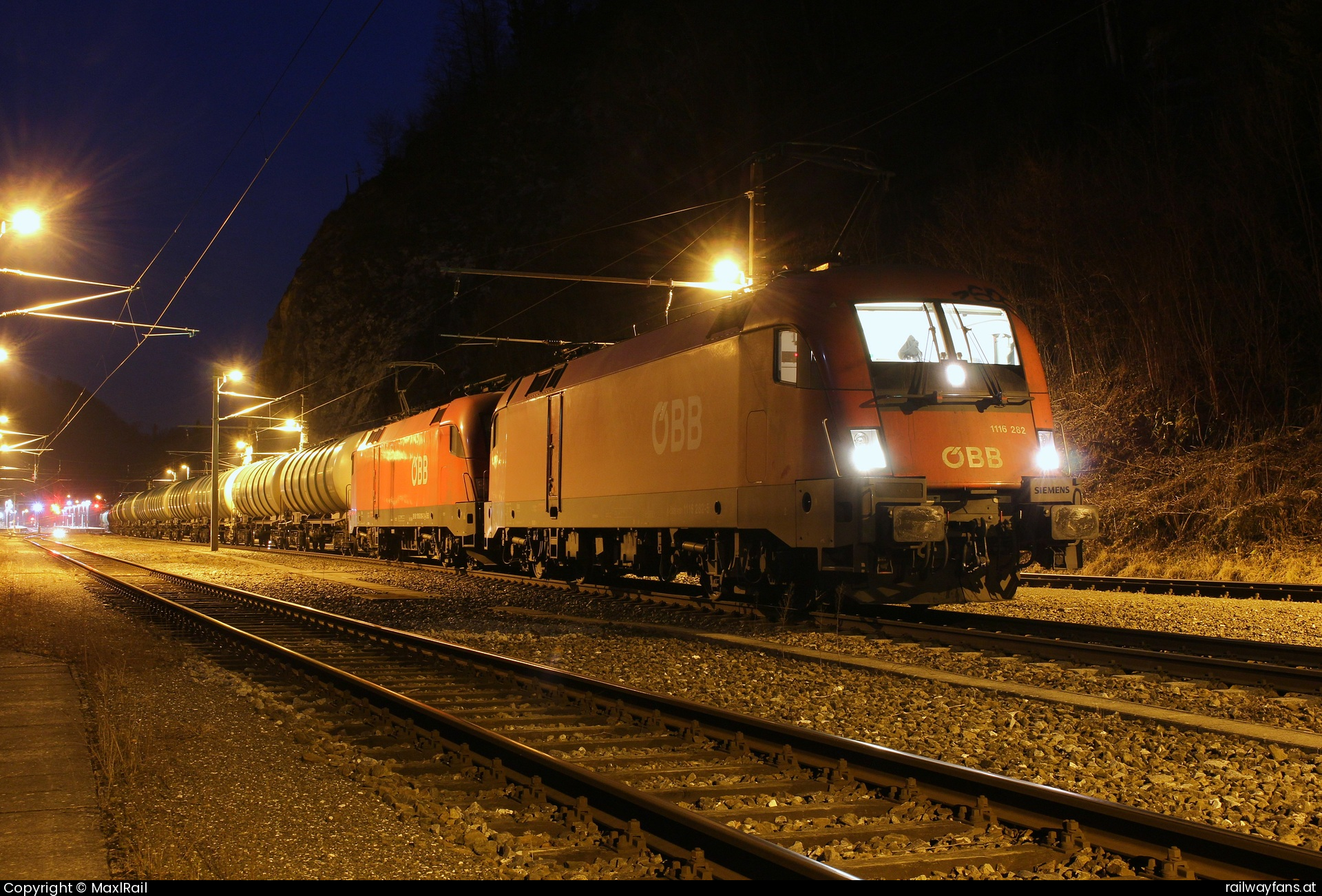 ÖBB 1116 282 in Kleinreifling - Zur blauen Stunde am Abend des 10.2.2025 stehen die 1116 282 und die 1016 019 mit einem Kesselwagenganzzug von Villach Süd Gvbf nach Salzburg Gnigl im Bahnhof Kleinreifling und warten auf die Weiterfahrt.  Gesäusebahn Railwayfans