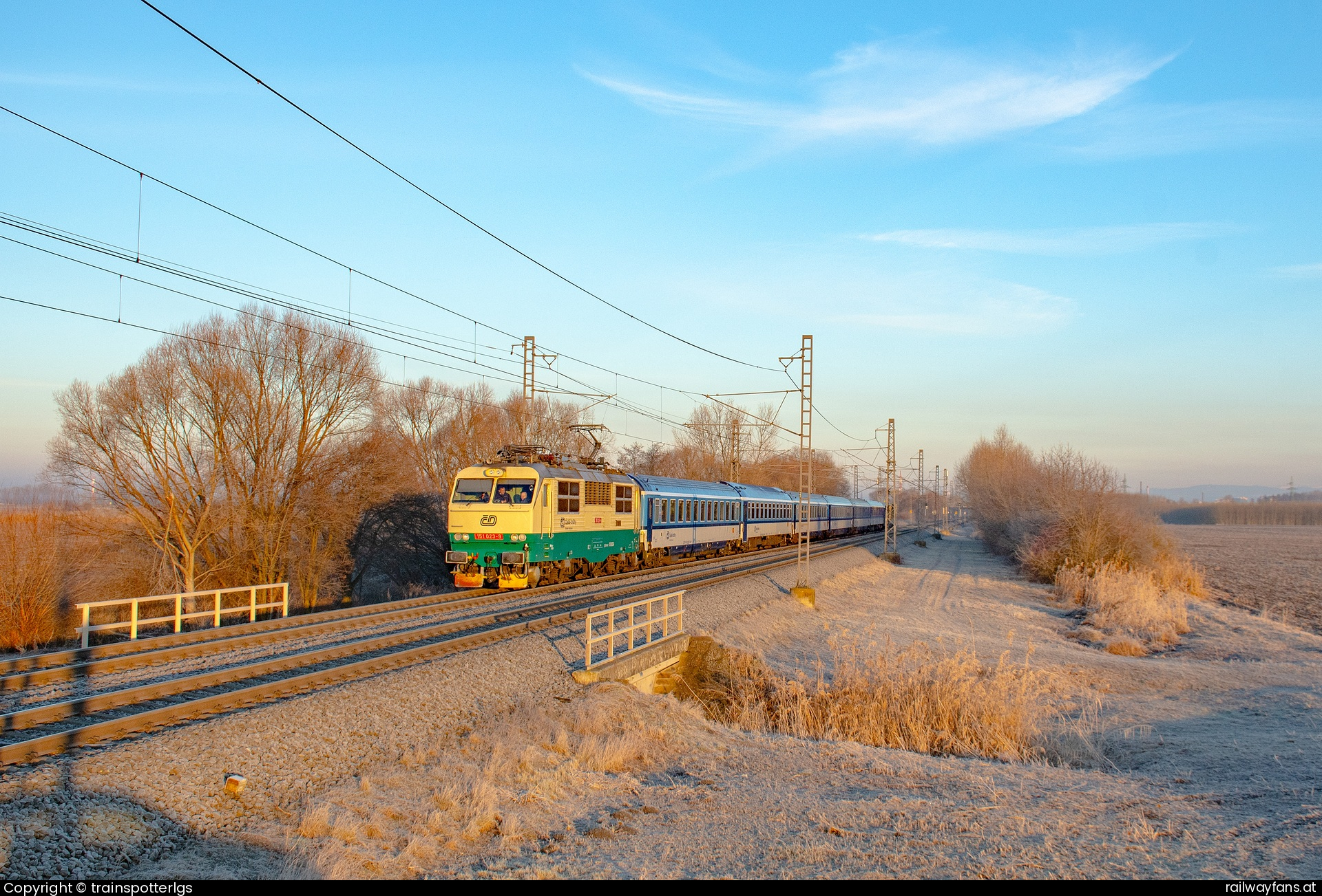 České dráhy 151 023 in Vsisko mit dem EC 241 - CD 151 023 ''Retro Banan'' on EC 241 ''Kosican'' spotted near Grygov   Railwayfans