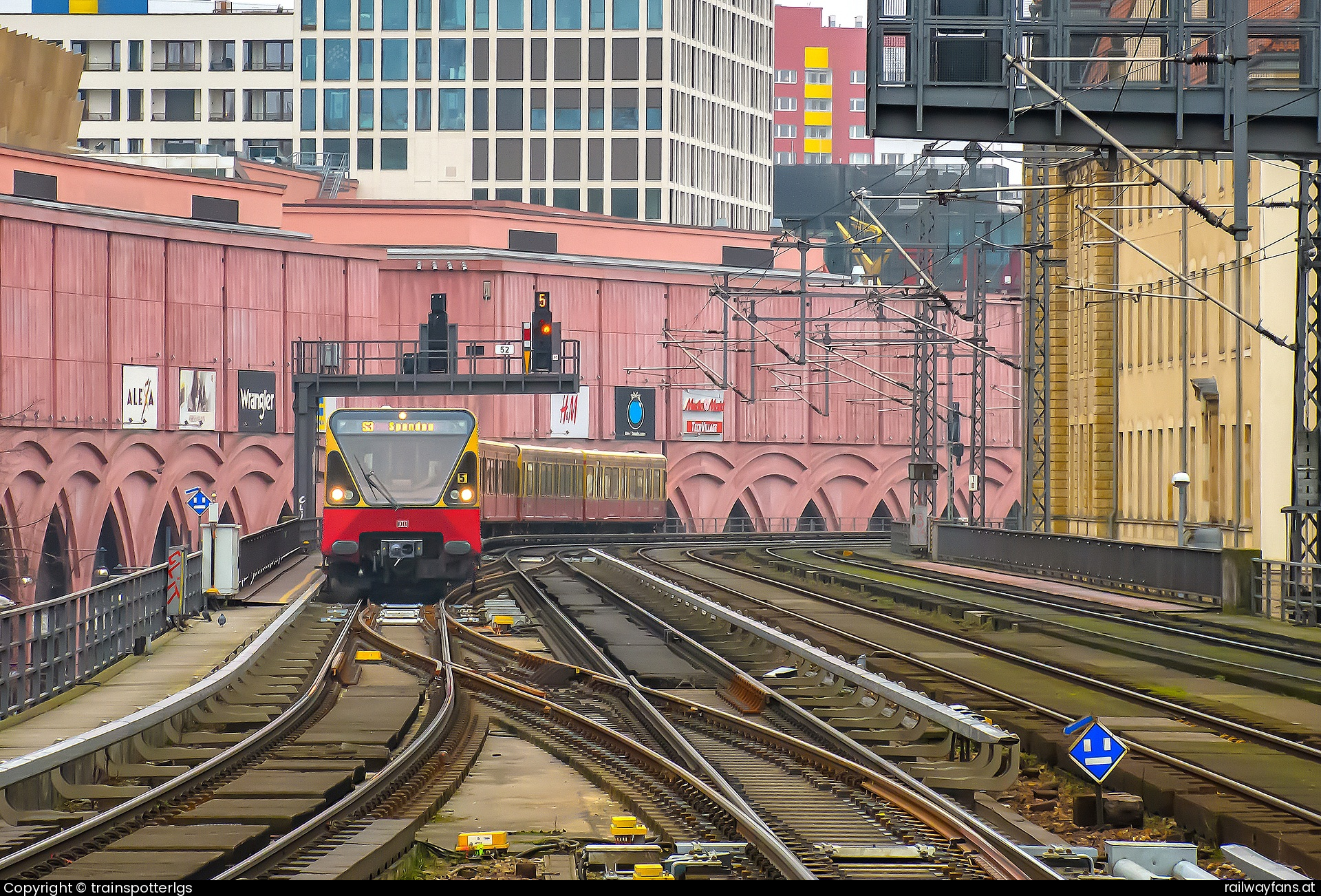 S-Bahn Berlin 480 509 in Alexanderplatz - DB 480 509 on S3 to Spandau spotted in Berlin - Alexanderplatz   Railwayfans