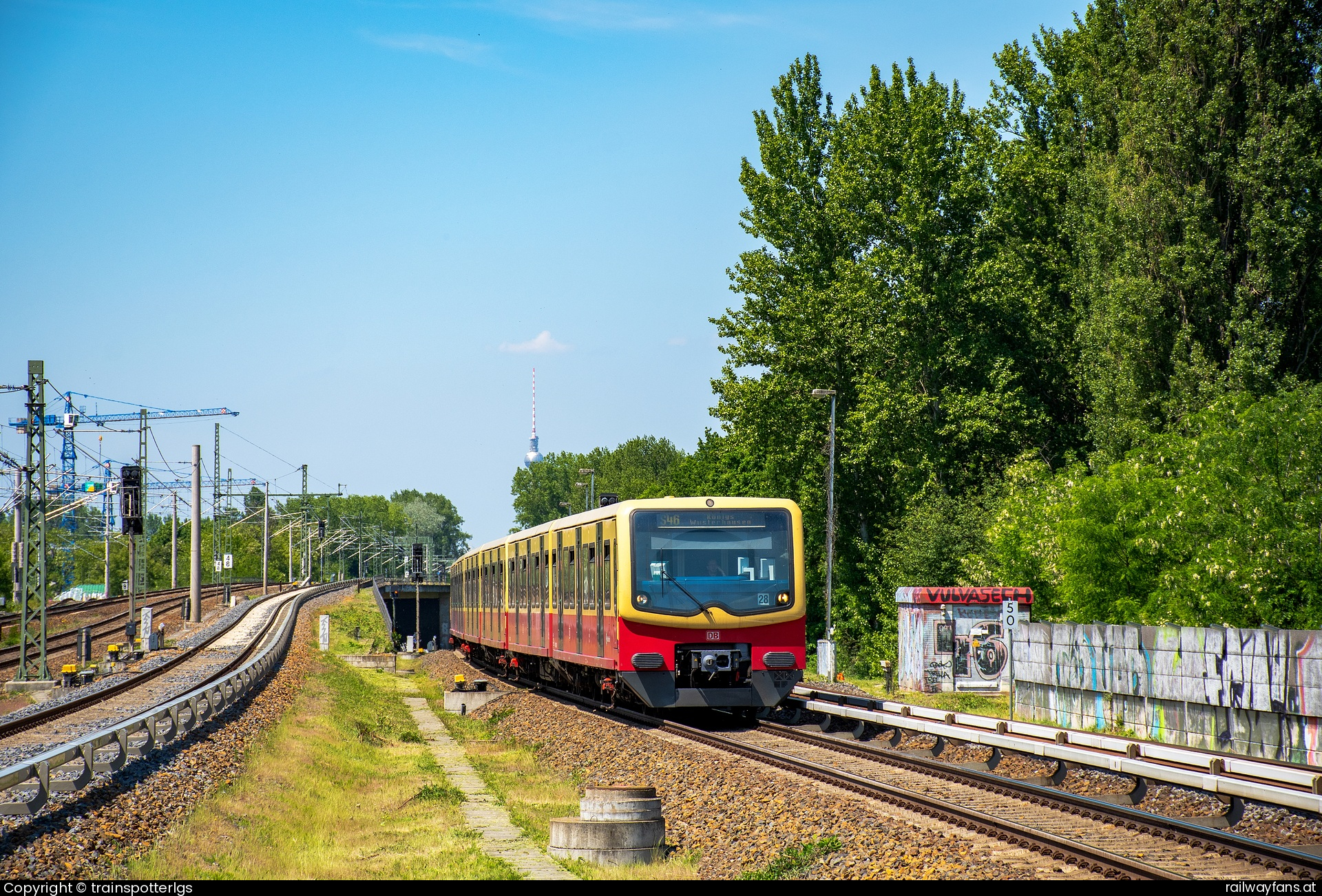 S-Bahn Berlin 481 092  in Baumschulenweg - DB 481 092 spotted in Berlin - Baumschulenweg   Railwayfans