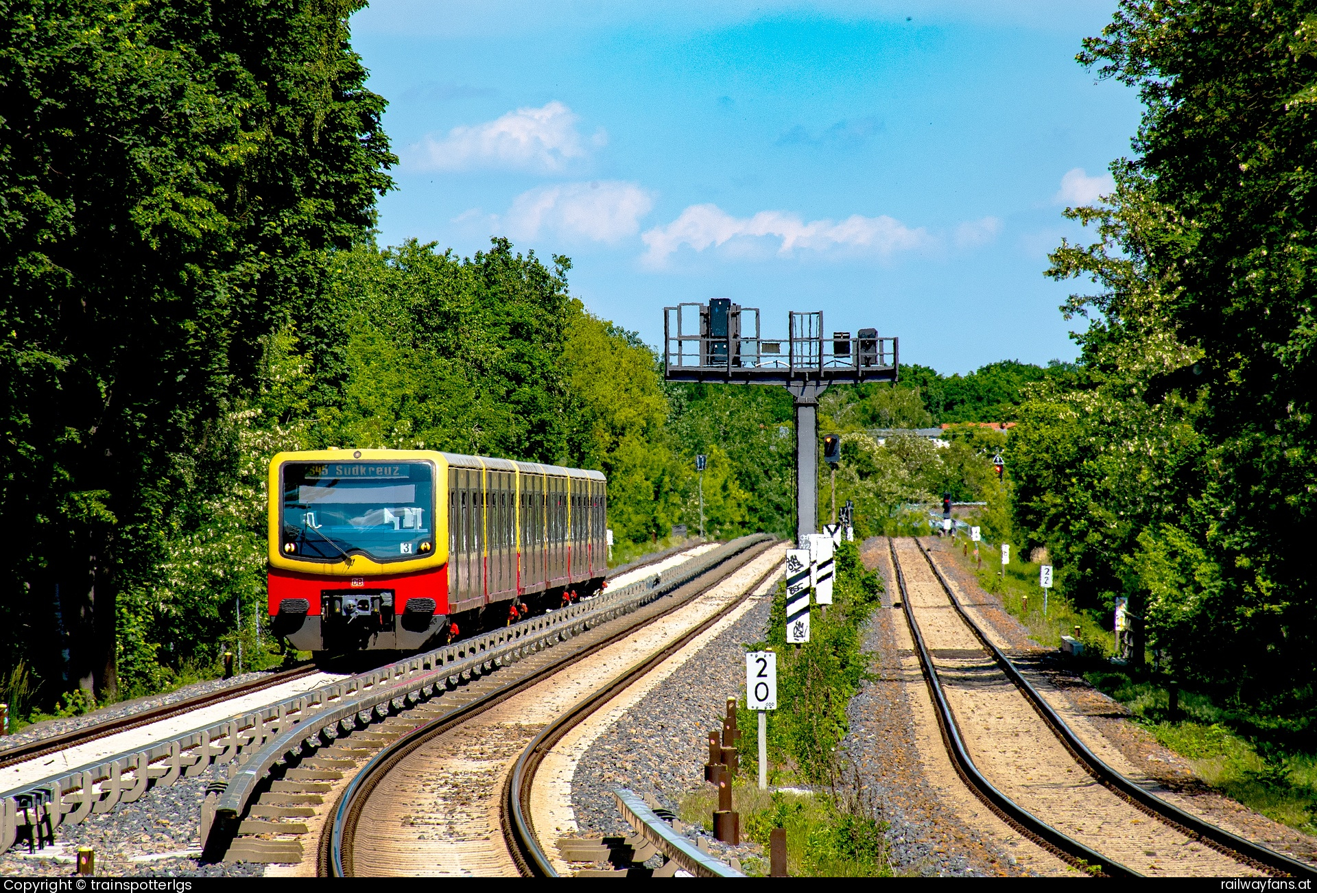 S-Bahn Berlin 481 381 in Köllnische Heide - DB 481 381 spotted in Berlin -  Köllnische Heide   Railwayfans