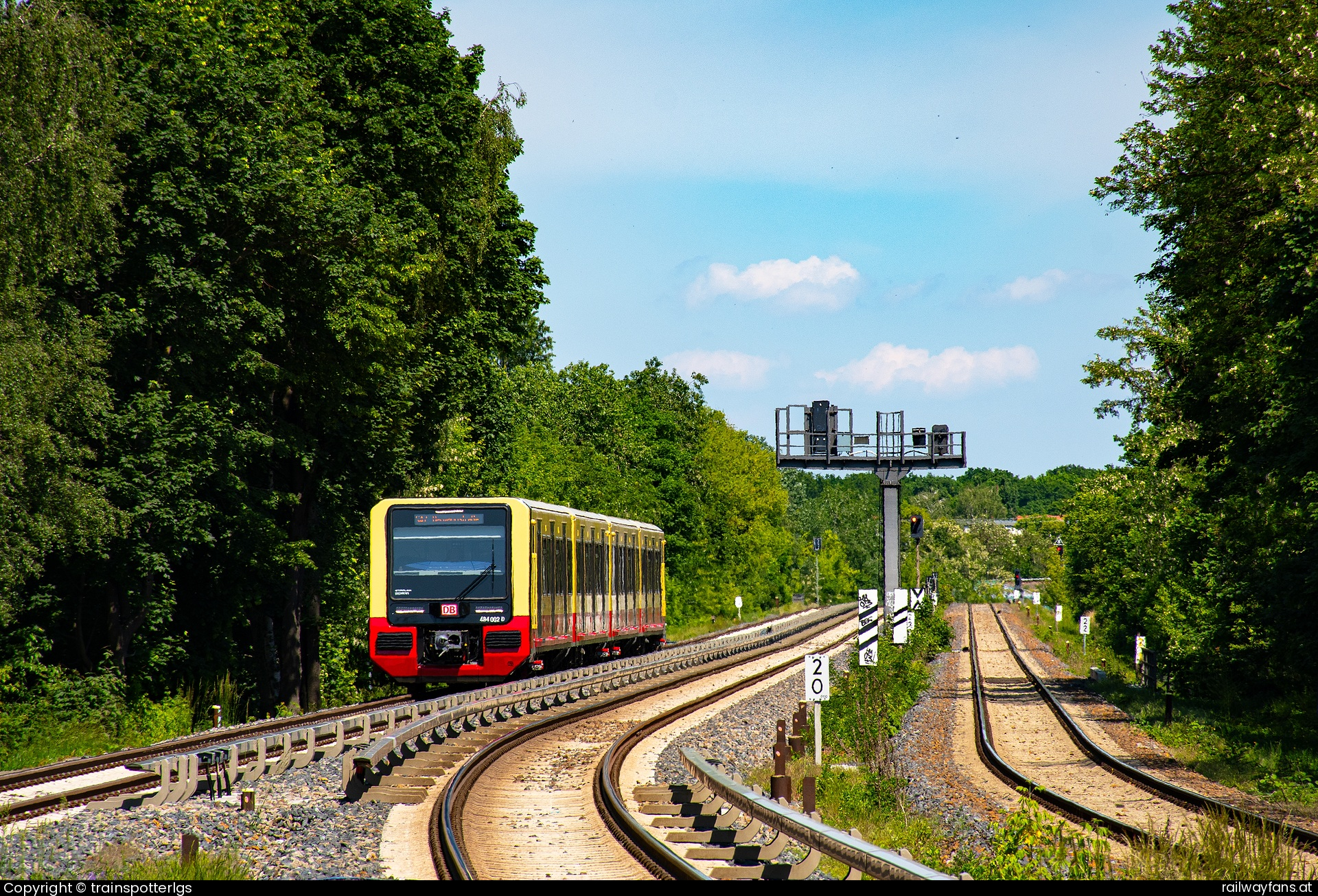 S-Bahn Berlin 484 002 in Krebsgang - DB 484 002D spotted in Berlin - Köllnische Heide   Railwayfans