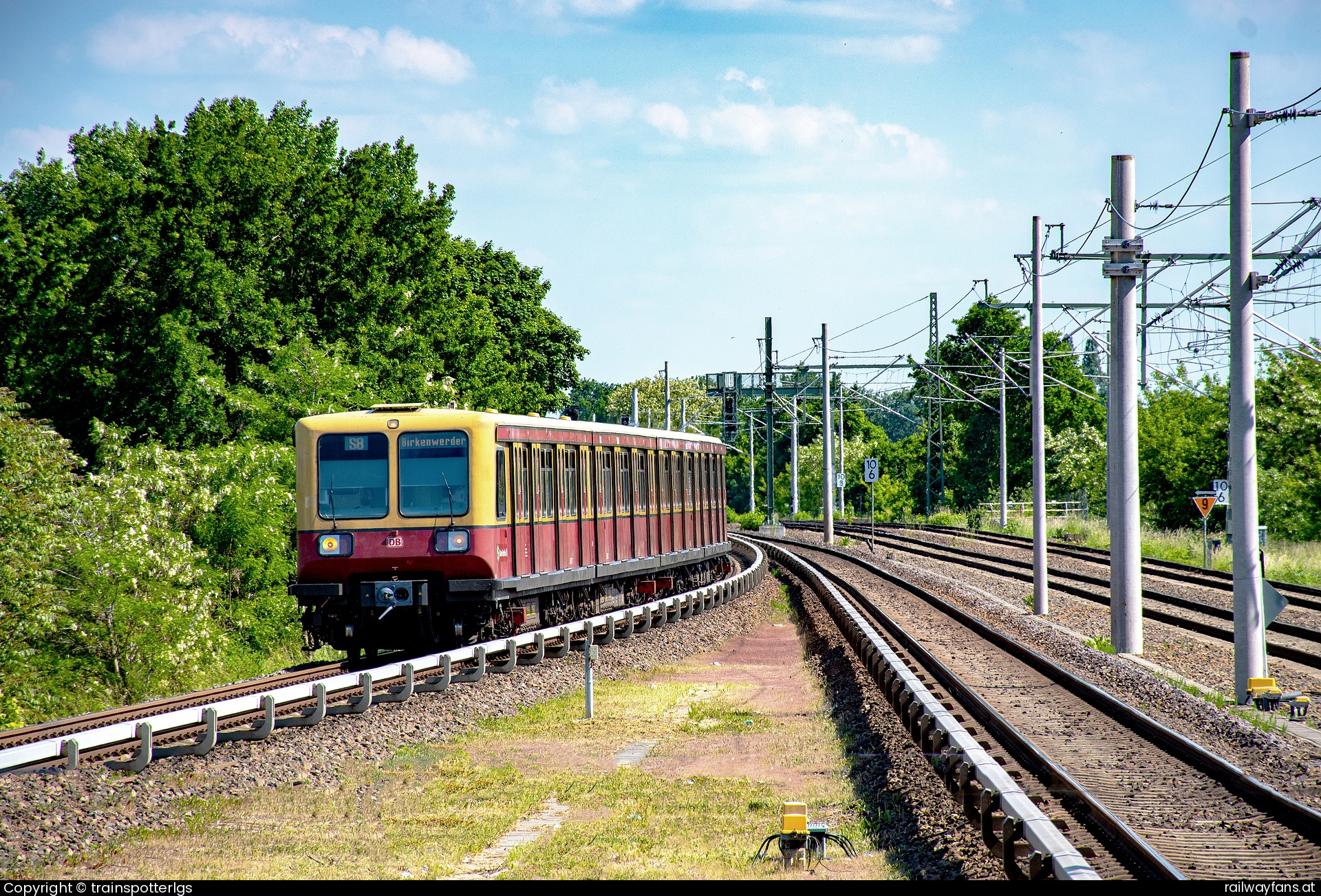 S-Bahn Berlin 485 027  in Adlershof - DB 485 027 spotted in Berlin - S Adlershof   Railwayfans