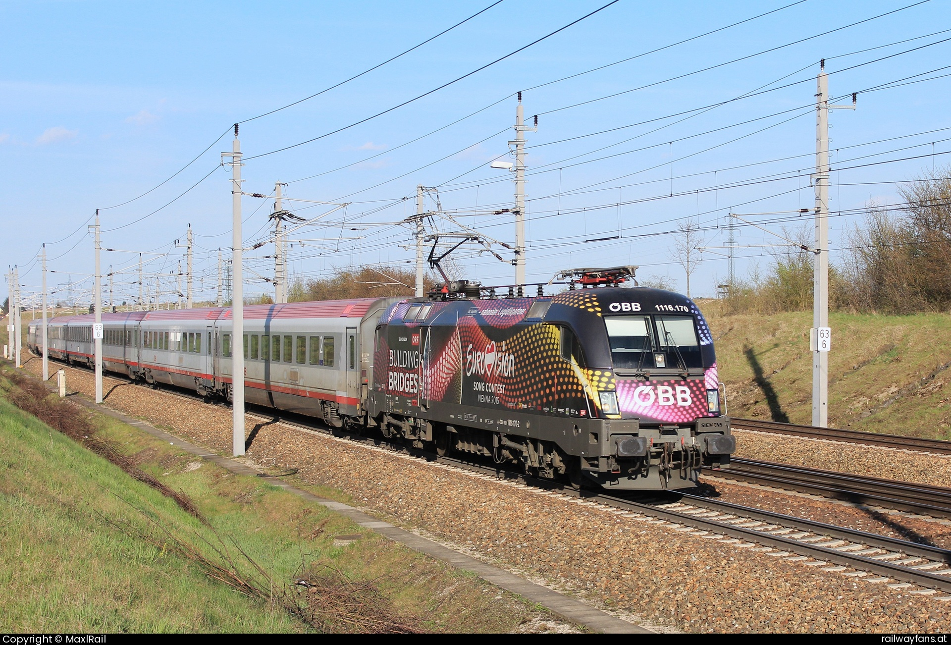 ÖBB 1116 170 in Waitzendorf mit dem IC 742 - Nachdem 2014 Österreich den Eurovision Songcontest gewann und im Folgejahr dieser in Österreich stattfand, warben die 1116 170 und die 1116 180 für dieses Event.
Die 1116 170 fährt hier am 14.4.2015 mit dem IC742 von Wien kommend kurz hinter St.Pölten in Richtung Salzburg.  Westbahn Railwayfans