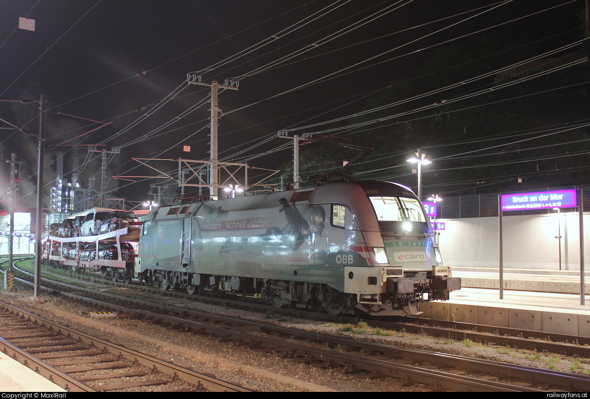 ÖBB 1116 130 in Bruck an der Mur mit dem EN 464 - Die 1116 130 steht am 16.5.2015 mit dem EN464 von Graz Hbf nach Zürich HB im Bahnhof Bruck an der Mur und wartet auf die Weiterfahrt nach Selzthal.
Die Lok warb für das 10-jährige Jubiläum der 