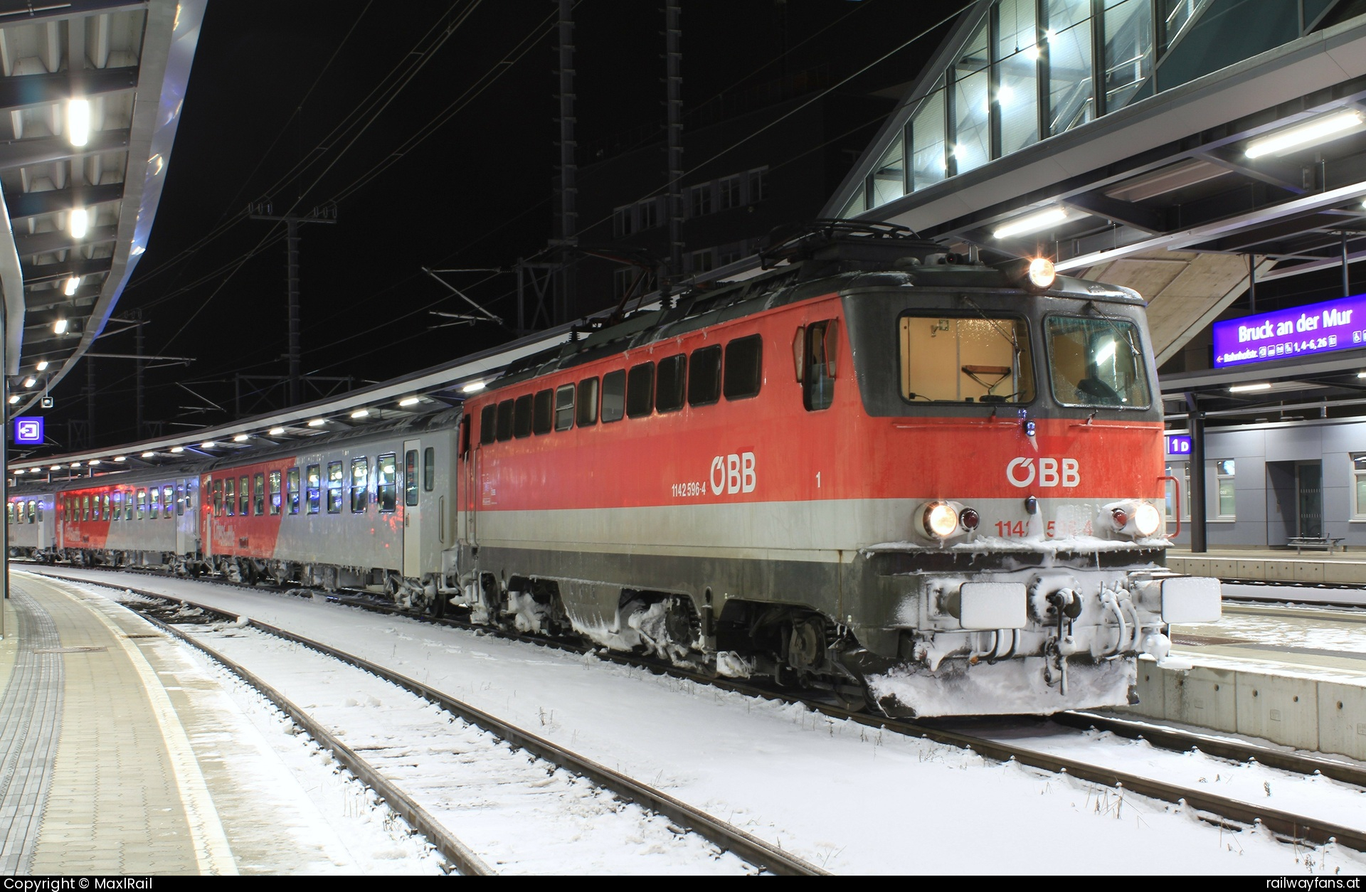 ÖBB 1142 596 in Bruck an der Mur - Durch den starken Schneefall des 9.2.2015 gezeichnet ist die 1142 596 mit einem Regionalzug von Graz Hbf in Bruck an der Mur angekommen und wartet hier auf die Weiterfahrt nach Mürzzuschlag.  Südbahn | Wien Hbf -  Spielfeld Straß Railwayfans