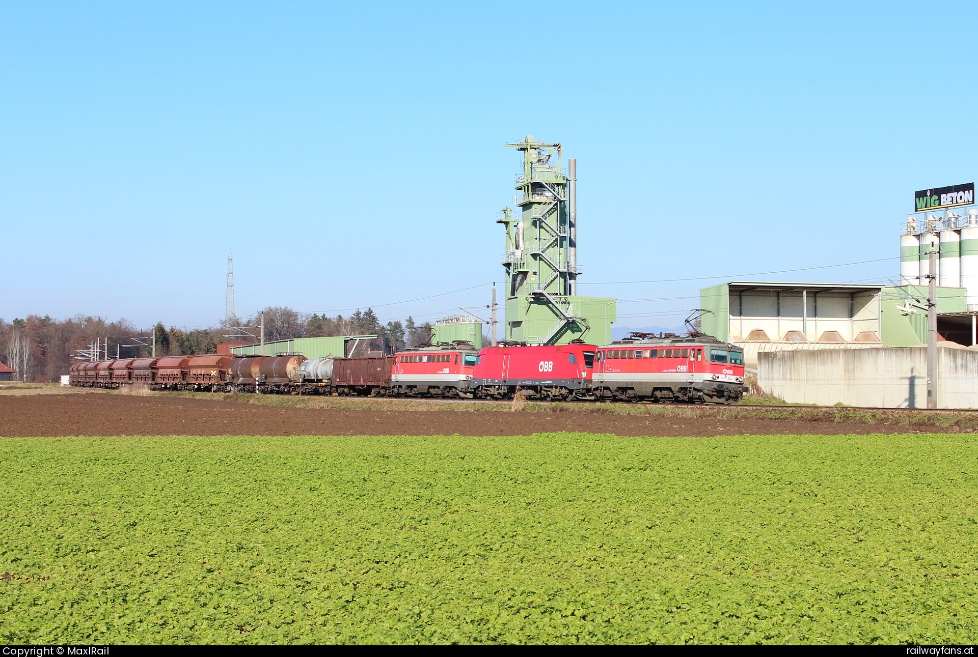 ÖBB 1142 632 in Neudorf ob Wildon - 1142 632, 1016 024 und 1142 638 mit einem Güterzug von Graz Vbf nach Spielfeld-Straß und weiter nach Maribor Tezno zwischen Werndorf und Wildon am 28.11.2015.  Südbahn | Wien Hbf -  Spielfeld Straß Railwayfans