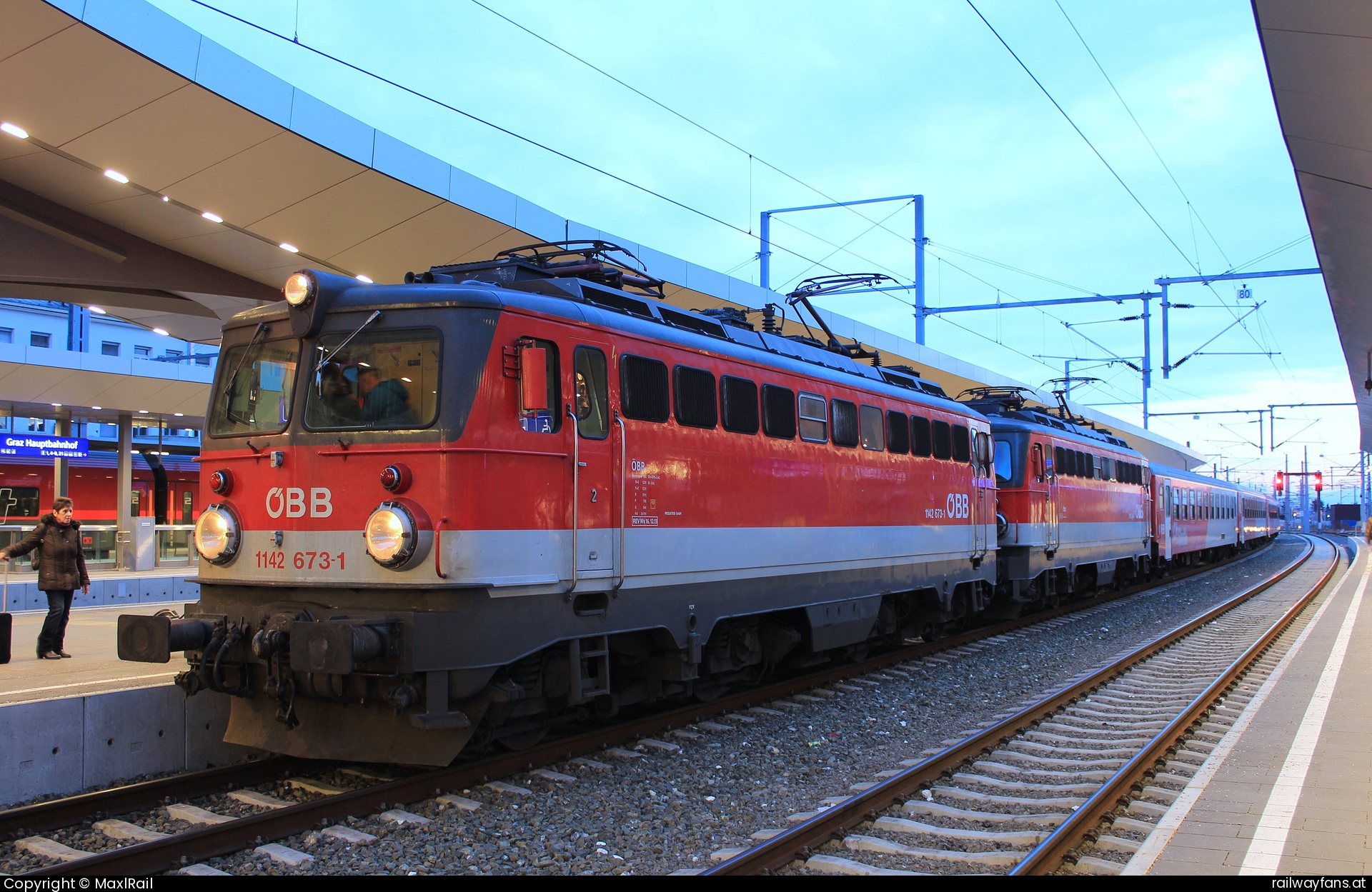 ÖBB 1142 673 in Graz Hauptbahnhof - 1142 673 und 1142 694 mit einem Personenzug von Spielfeld-Straß kommend nach der Ankunft in Graz Hbf am 16.1.2015.  Südbahn | Wien Hbf -  Spielfeld Straß Railwayfans