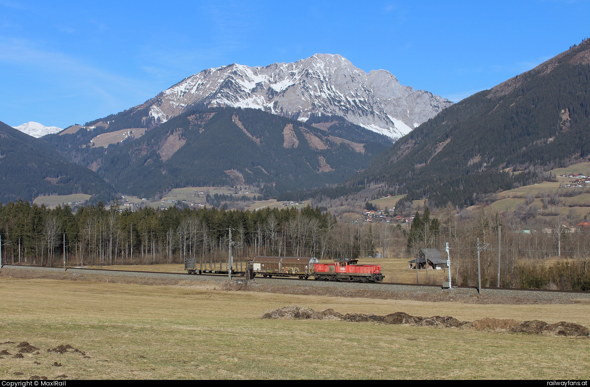 ÖBB 1063 032 in Admont - Ein Foto, dass das Ennstal perfekt widerspiegelt.
Die 1063 032 fährt am 3.3.2025 mit dem Fahrverschubzug von Selzthal nach Admont bei Frauenberg an der Enns, ein alter 