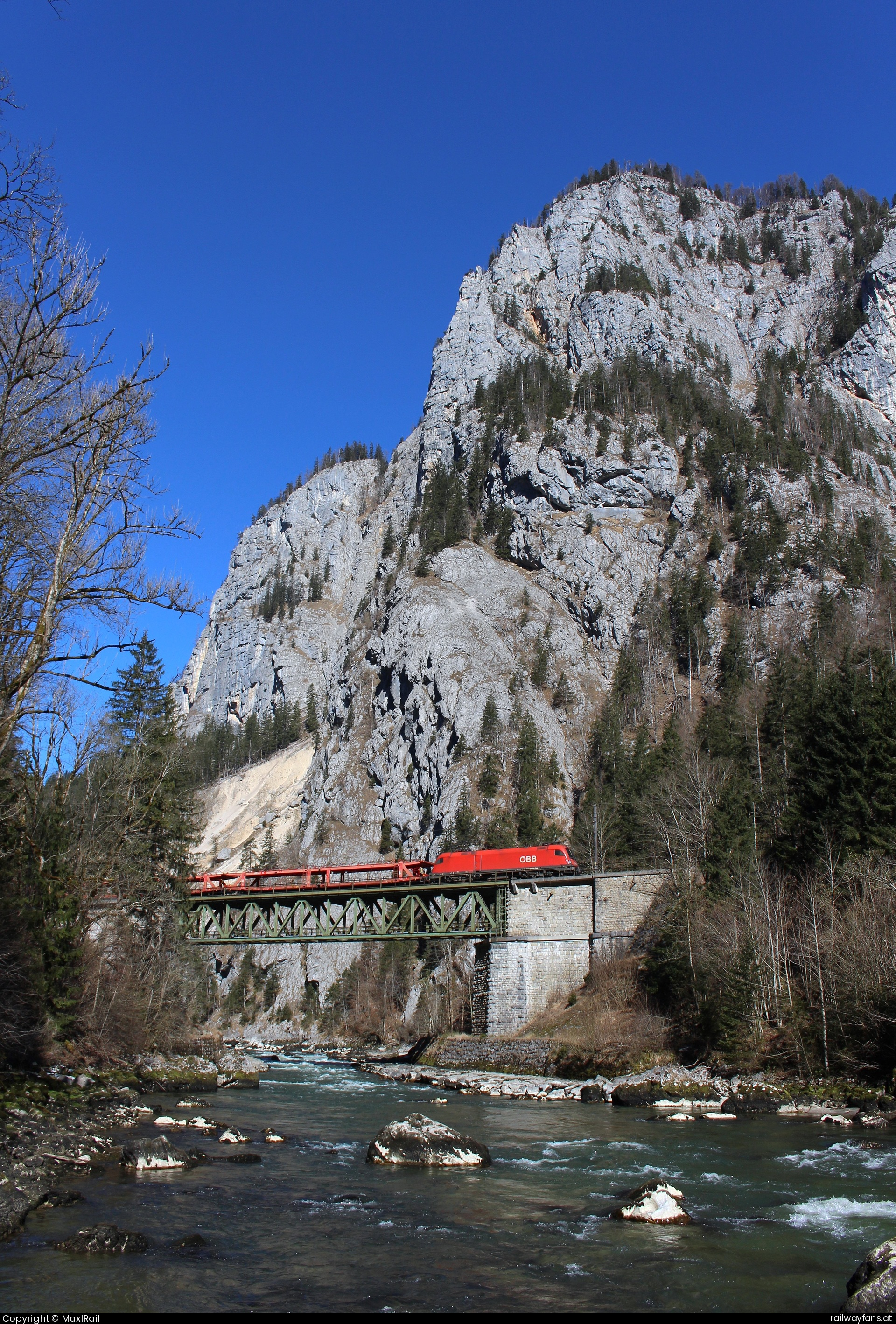 ÖBB 1016 002 in Admont - Mit einem leeren Autozug fährt am 6.3.2025 die 1016 002 von Villach Süd Gvbf nach Kornwestheim Rbf und überquert hier zwischen Admont und Gstatterboden das erste Mal auf ihrem Weg die Enns.  Gesäusebahn Railwayfans