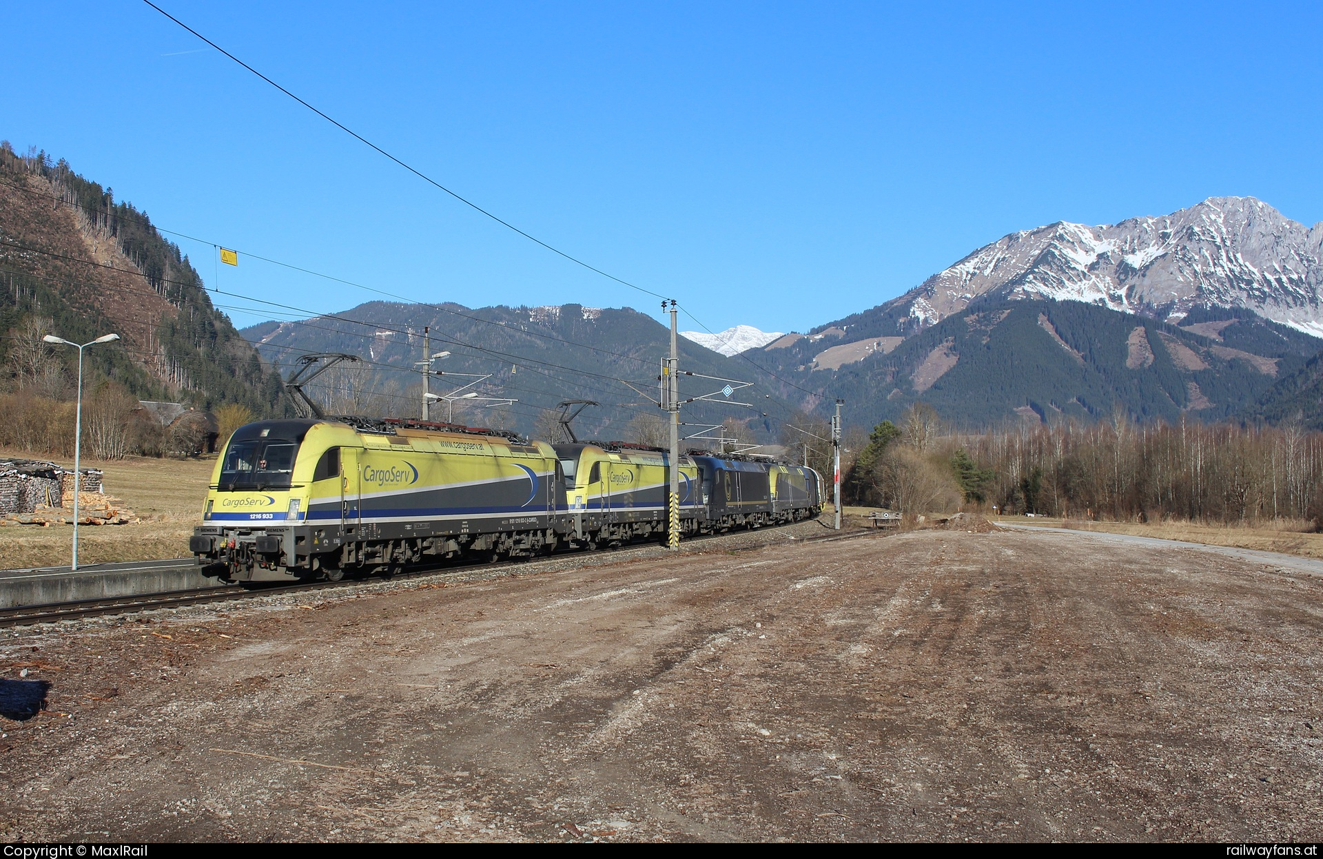 Cargoserv 1216 933 in Frauenberg an der Enns - Mit einem Stahlganzzug von Tarvisio Boscoverde nach Linz Stahlwerke fahren die CargoServ 1216 933 und 1216 932 am 6.3.2025 durch den Bahnhof Frauenberg an der Enns. 
Die 