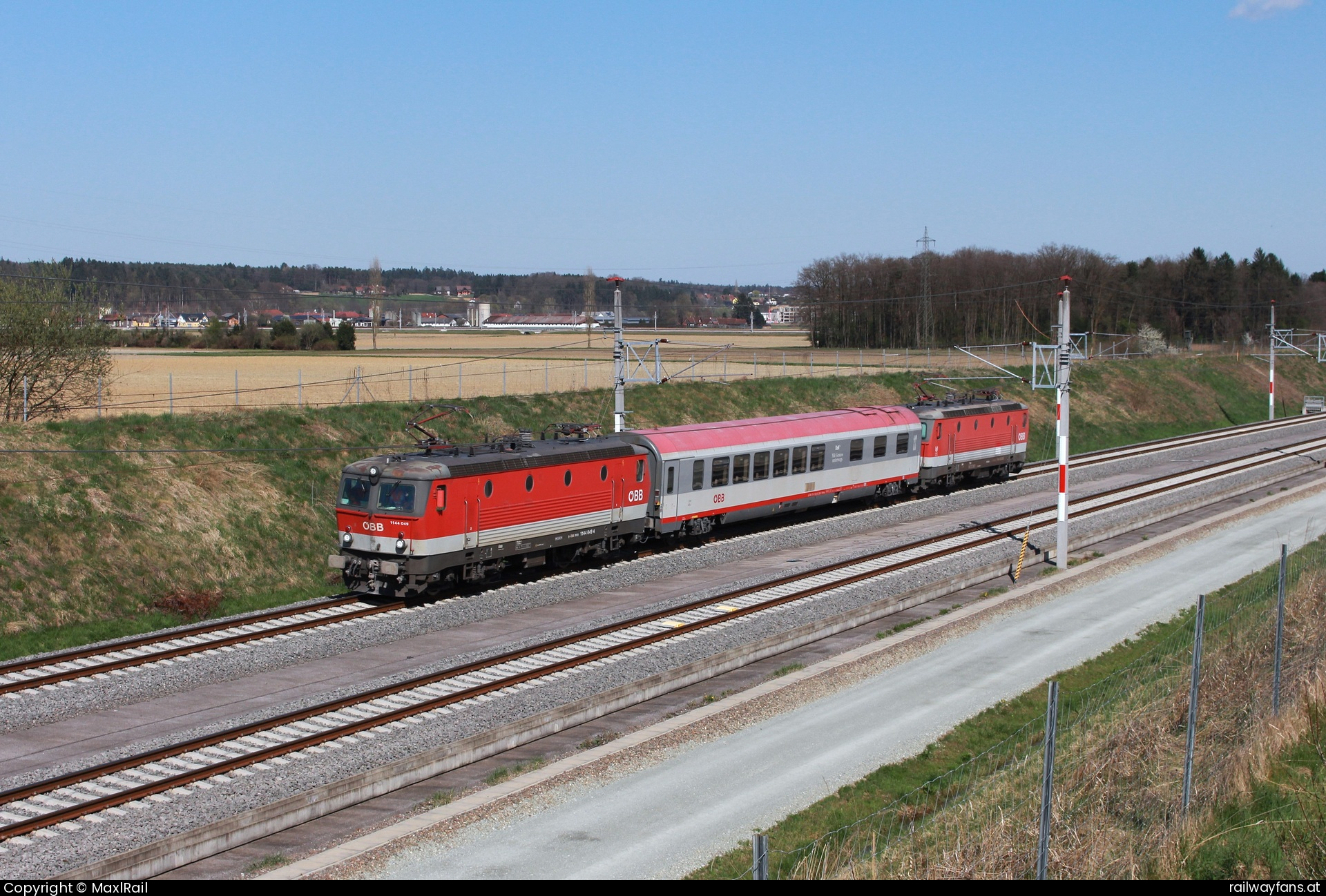 ÖBB 1144 049 in Zeierling - Die letzten Vorbereitungen für die Eröffnung des Koralmtunnels zwischen der Steiermark und Kärnten sind am laufen.
Diese Woche von Mittwoch dem 2.4.2025 bis Freitag dem 4.4.2025 werden die Tunnelröhren von Staub befreit.
Dazu fahren die 1144 035 und die 1144 049 sowie der Speisewagen 88-91 316 in der Mitte zwischen dem Bahnhof Weststeiermark und St.Paul im Lavantal hin und her und blasen durch den Fahrtwind den Staub aus den Röhren.
Hier fahren am 3.4.2025 die beiden 