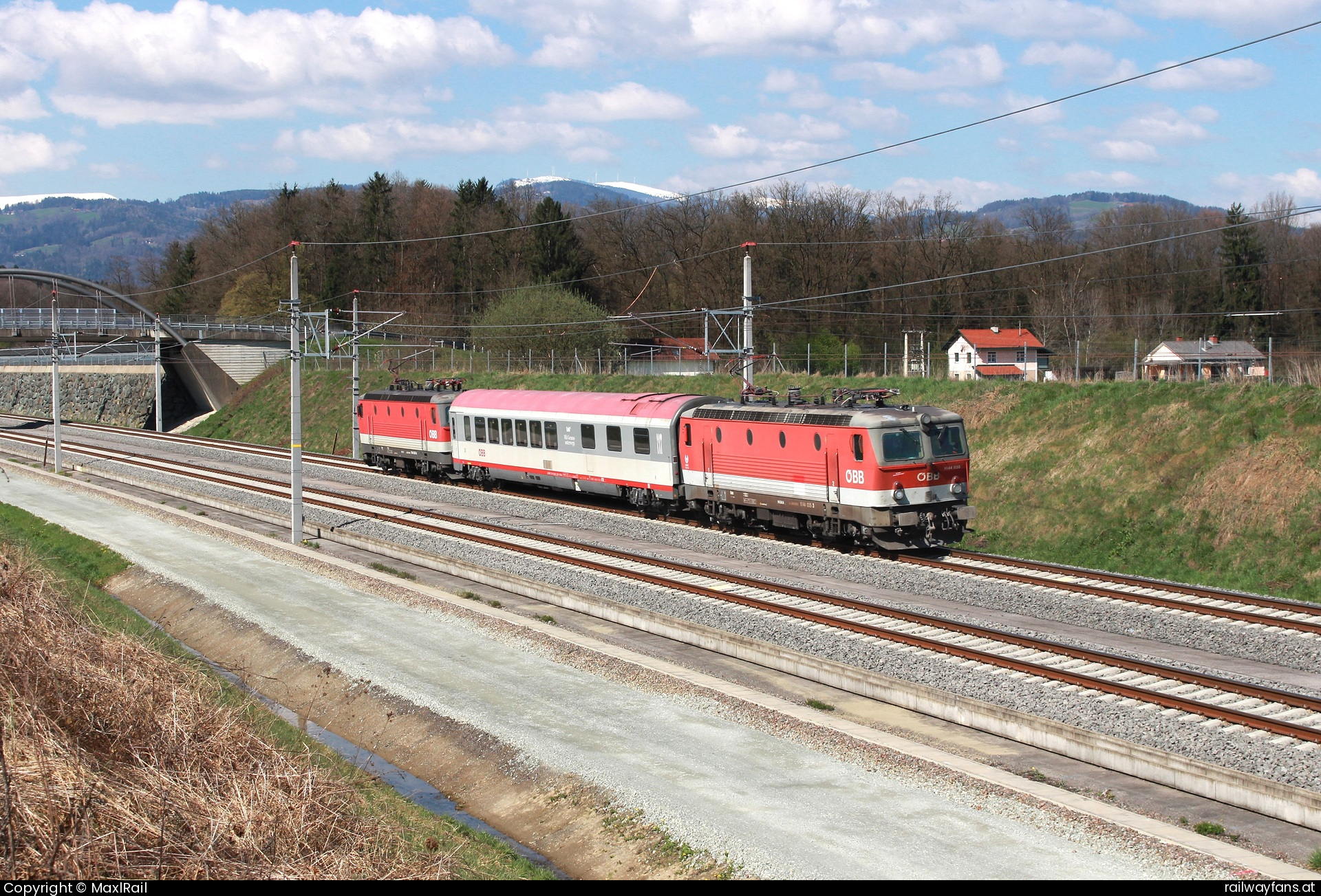 ÖBB 1144 035 in Zeierling - Die letzten Vorbereitungen für die Eröffnung des Koralmtunnels zwischen der Steiermark und Kärnten sind am laufen.
Diese Woche von Mittwoch dem 2.4.2025 bis Freitag dem 4.4.2025 werden die Tunnelröhren von Staub befreit.
Dazu fahren die 1144 035 und die 1144 049 sowie der Speisewagen 88-91 316 in der Mitte zwischen dem Bahnhof Weststeiermark und St.Paul im Lavantal hin und her und blasen durch den Fahrtwind den Staub aus den Röhren.
Hier fahren am 3.4.2025 die beiden 