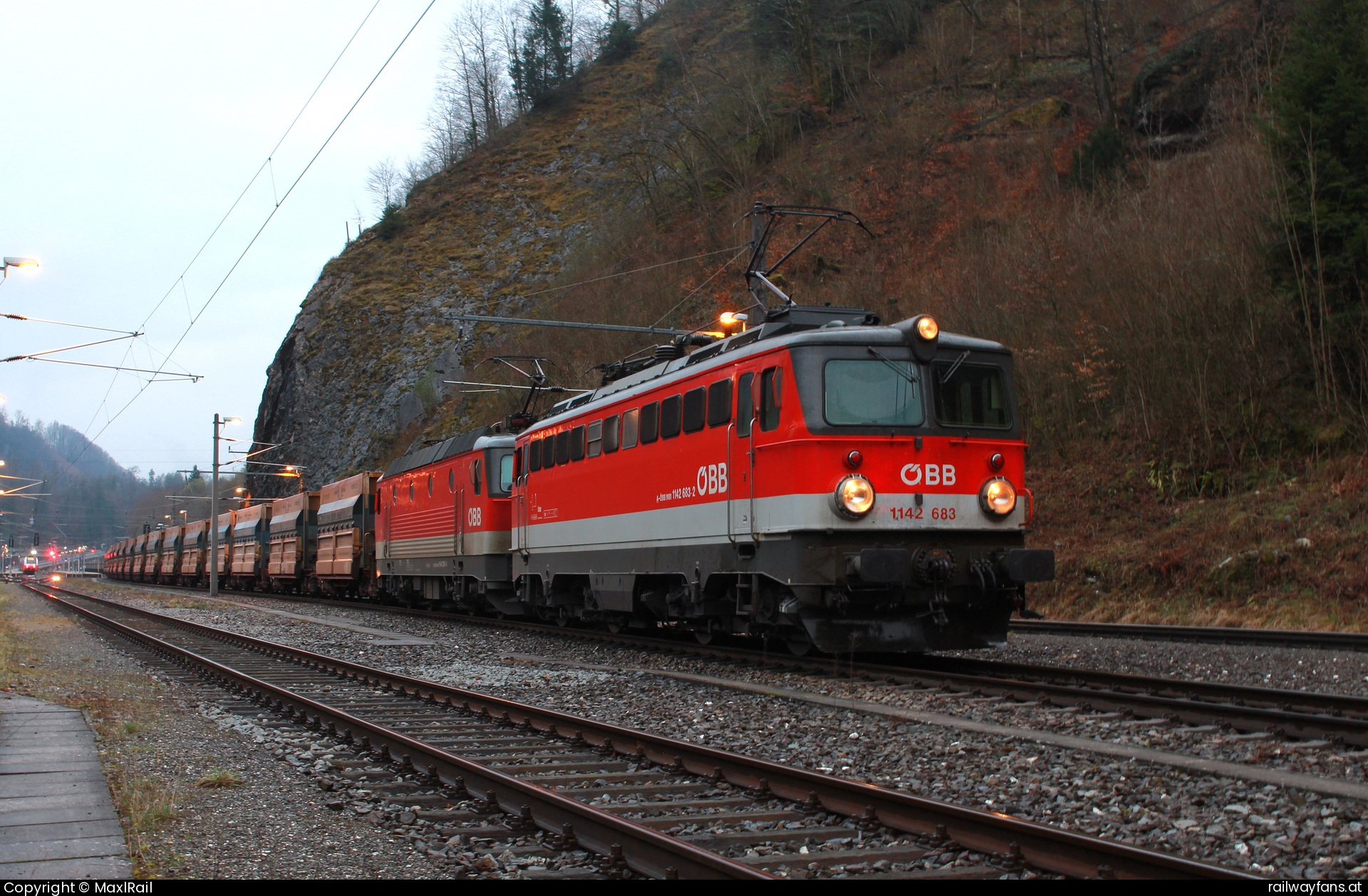 ÖBB 1142 683 in Kleinreifling - Am 1.4.2025 brachte die 1142 683 sowie die 1144 285 einen beladenen Erzzug von Koper kommend nach Linz zur Voestalpine hier beim Kreuzungshalt in Kleinreifling.
Die 1144 war ab Jesenice gemeinsam mit einer 1216 am Zug, die in Knittelfeld vom Zug ging und durch die 1142 ersetzt wurde.  Gesäusebahn Railwayfans