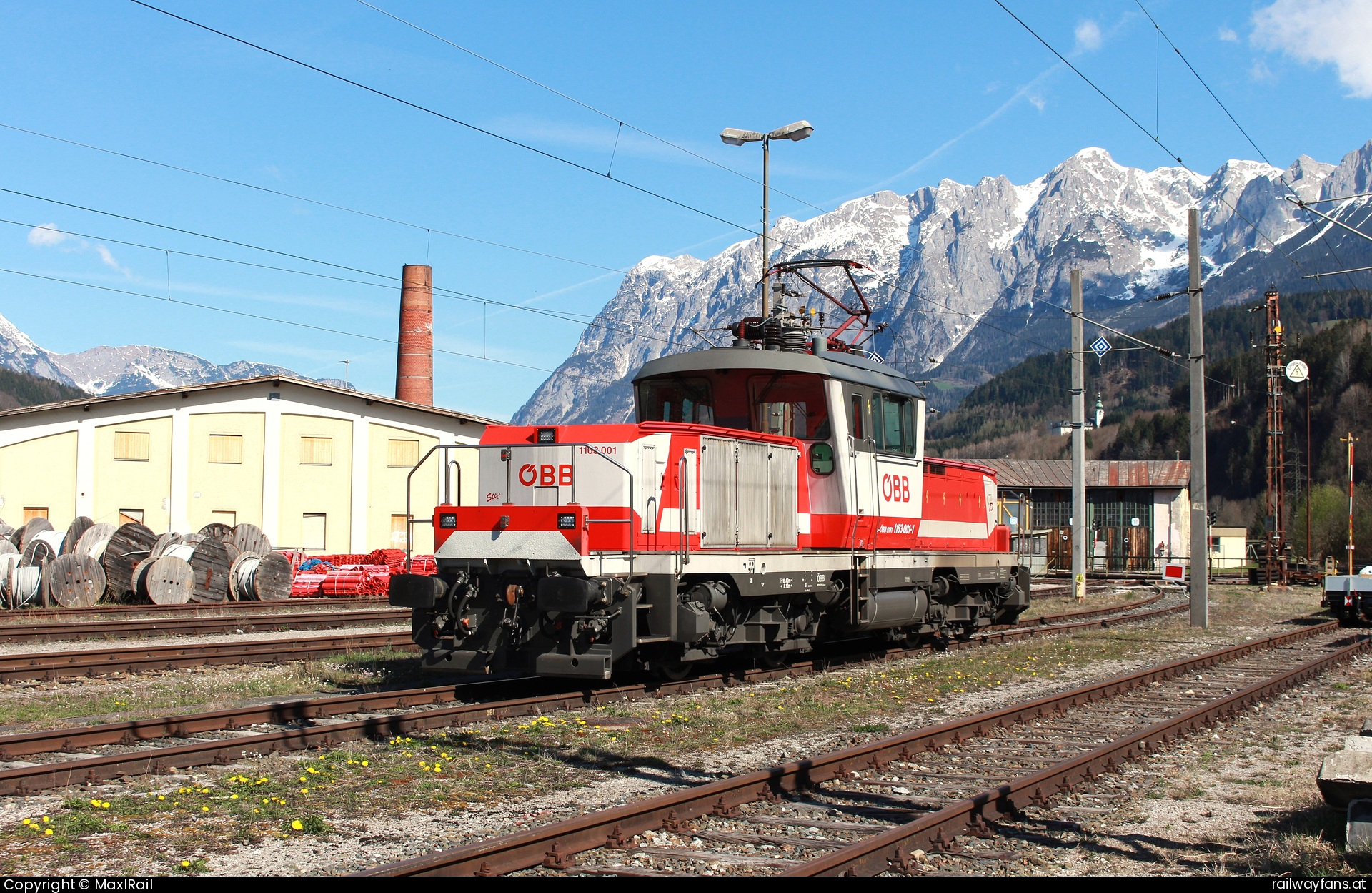 ÖBB 1163 001 in Bischofshofen - In den 1990er Jahren bestellten die ÖBB bei den Simmering-Graz-Pauker-Werken 20 Stück der modernen Reihe 1163 als Erweiterung für die 1063 sowie als Ablöse für die betagten und nicht mehr zeitgemäßen Vorkriegsloks der Reihe 1245 und 1161. Mit dem modernen und zeitlosen Design von Dipl. Ing. Wolfgang Valousek zählt diese Lokreihe meiner Meinung nach zu den schönsten der ÖBB. Die 1163 001 steht am herrlichen 8.4.2025 in der Zugförderung (Produktionsstützpunkt) in Bischofshofen und wartet auf ihren nächsten Einsatz.   Railwayfans
