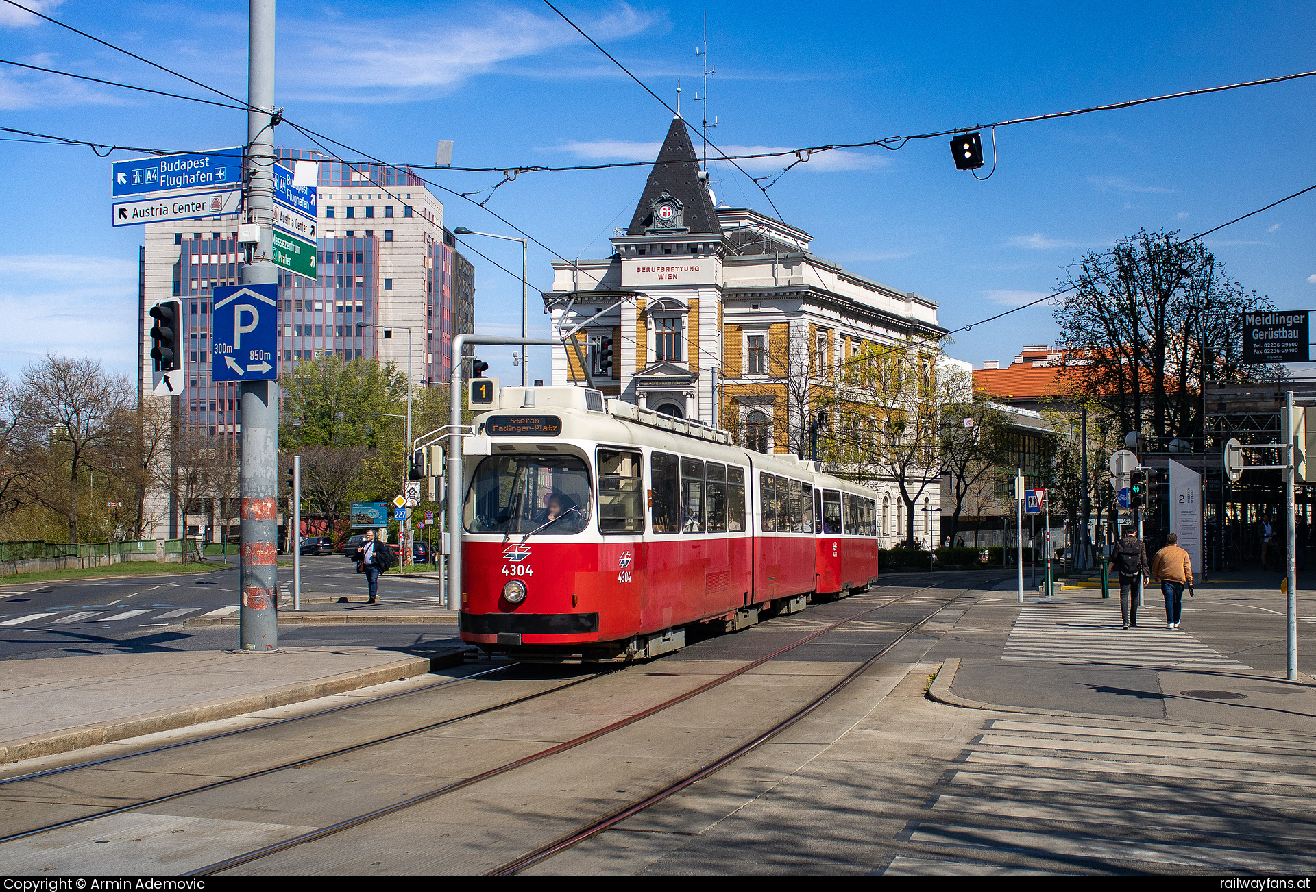 Wiener Linien E2 4304 in Radetzkybrücke Wien Linie 1 | Prater Hauptallee – Stefan-Fadinger-Platz Railwayfans