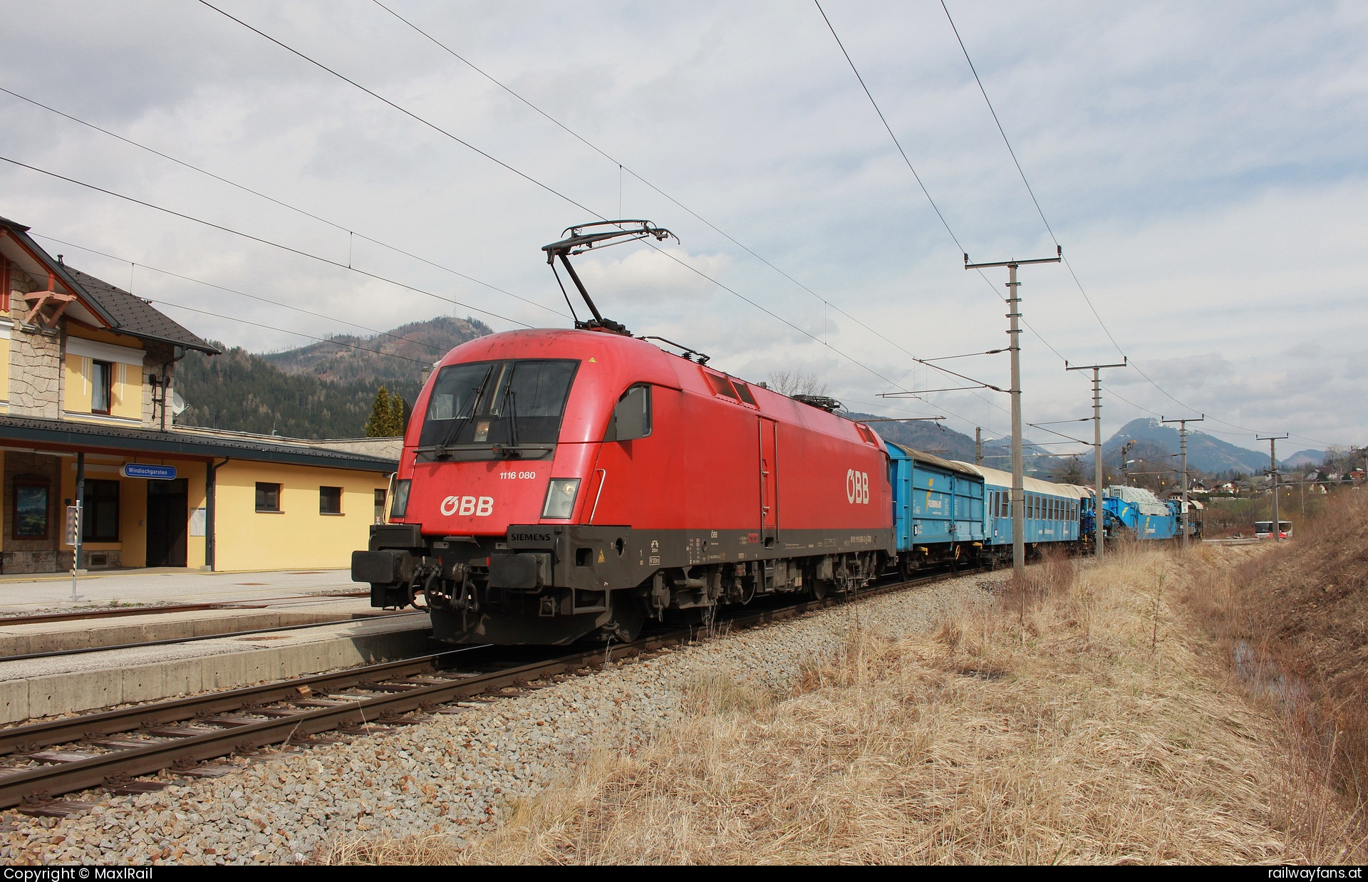 ÖBB 1116 080 in Windischgarsten - Immer Sonntags fahren von Gleisdorf kommend nach Linz Stahlwerke die markanten blauen Trafozüge.
Am 30.3.2025 hatte die 1116 080 die Aufgabe den Trafozug von Graz nach Linz Stahlwerke zu bringen, hier beim Kreuzungshalt in Windischgarsten.  Pyhrnbahn | Linz Hbf - Selzthal Railwayfans