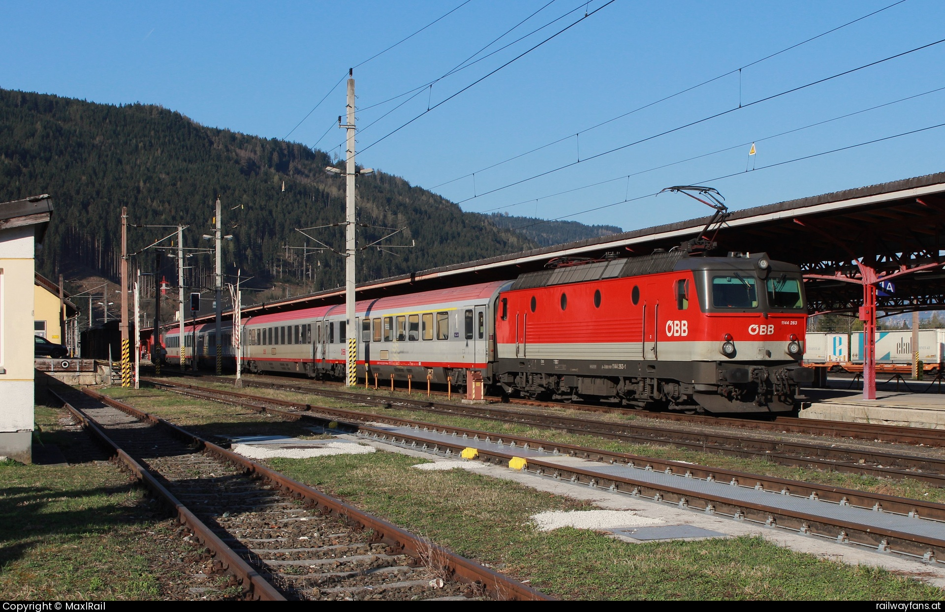 ÖBB 1144 263 in Selzthal mit dem IC 500 - Mit dem IC500 
