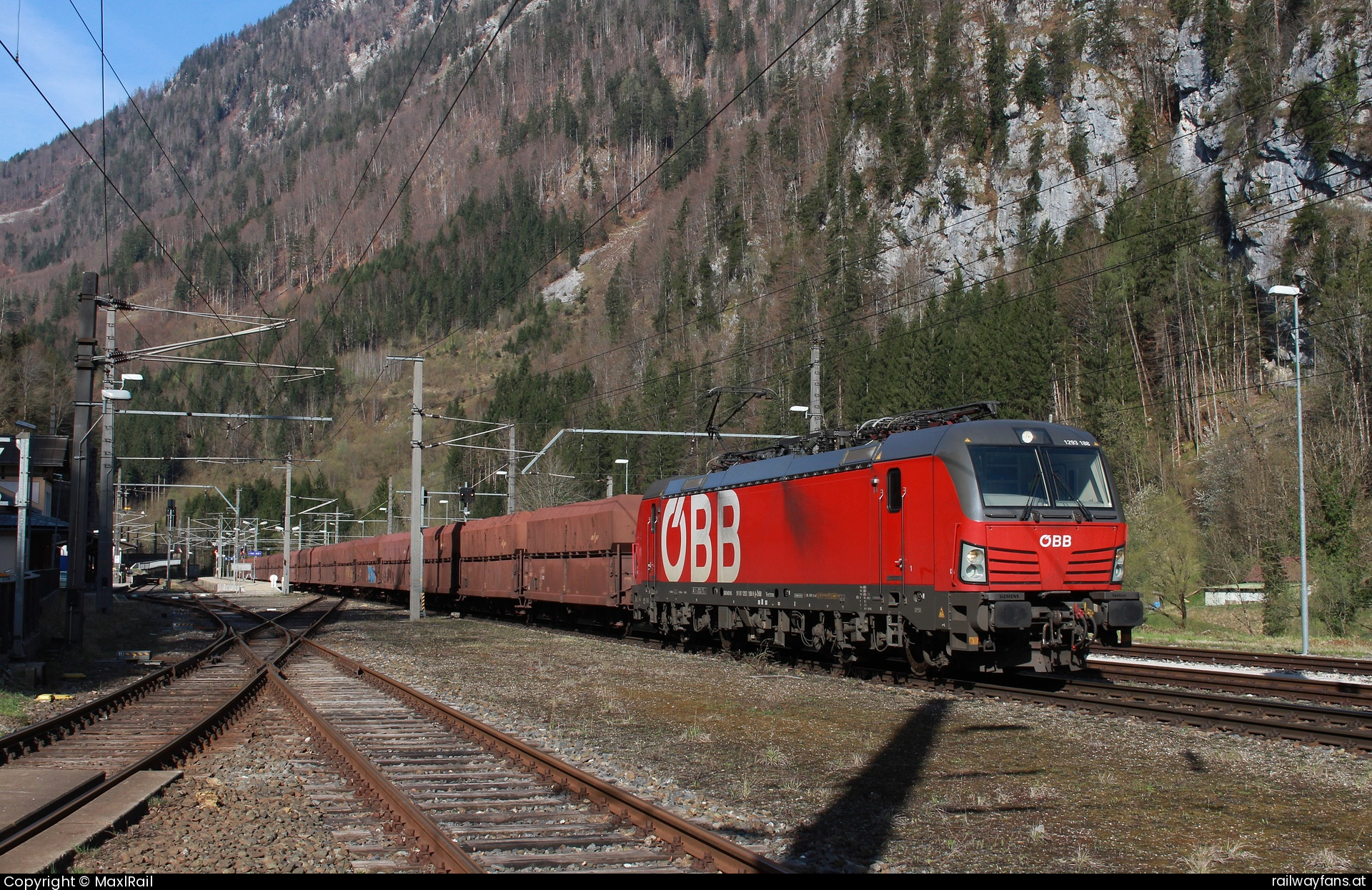 ÖBB 1293 188 in Hieflau - Die 1293 188 brachte am 14.4.2025 einen Erzzug bestehend aus alten slowenischen 